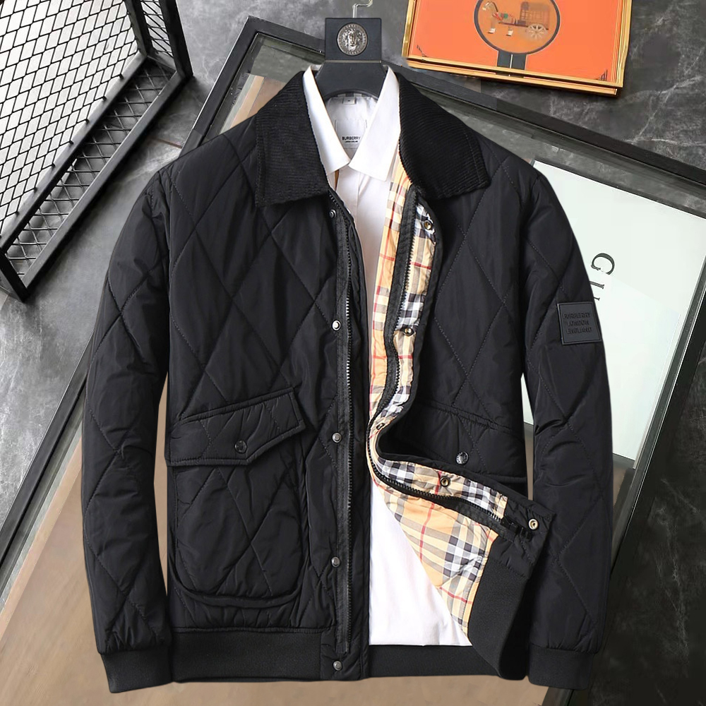 NO:610075,Burberry's new 2025ss winter down jacket with all three standards, the new product on the show is in perfect condition, comfortable and warm, the color is full and attractive, the design is very outstanding, it can easily enhance the fashion sense, the workmanship is extremely sophisticated and rigorous, and the wiring is neat and meticulous!  A masterpiece from a famous designer!  The upper body does not look bloated and is super handsome!  Available sizes M ~ XXXL,,burberry,jackets & coats,down jacket,alexander wang19860909巴宝莉 三标齐全 2025ss冬季新款羽绒棉服外套,秀场新品品相非常完美,舒适保暖,色泽饱满诱人,非常出彩的设计,轻松将时髦感进阶,做工极为考究严谨,走线工整细致！大牌设计师巨作！上身不显臃肿、超级帅气！现货码数M ～ XXXL,,burberry,jackets & coats,down jacket,alexander wang,Men's clothing