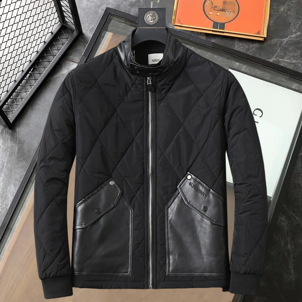 NO:610099,Burberry's new 2025ss winter down jacket with all three standards, the new product on the show is in perfect condition, comfortable and warm, the color is full and attractive, the design is very outstanding, it can easily enhance the fashion sense, the workmanship is extremely sophisticated and rigorous, and the wiring is neat and meticulous!  A masterpiece from a famous designer!  The upper body does not look bloated and is super handsome!  Available sizes M ~ XXXL,,burberry,jackets & coats,down jacket,alexander wang19860909巴宝莉 三标齐全 2025ss冬季新款羽绒棉服外套,秀场新品品相非常完美,舒适保暖,色泽饱满诱人,非常出彩的设计,轻松将时髦感进阶,做工极为考究严谨,走线工整细致！大牌设计师巨作！上身不显臃肿、超级帅气！现货码数M ～ XXXL,,burberry,jackets & coats,down jacket,alexander wang,Men's clothing