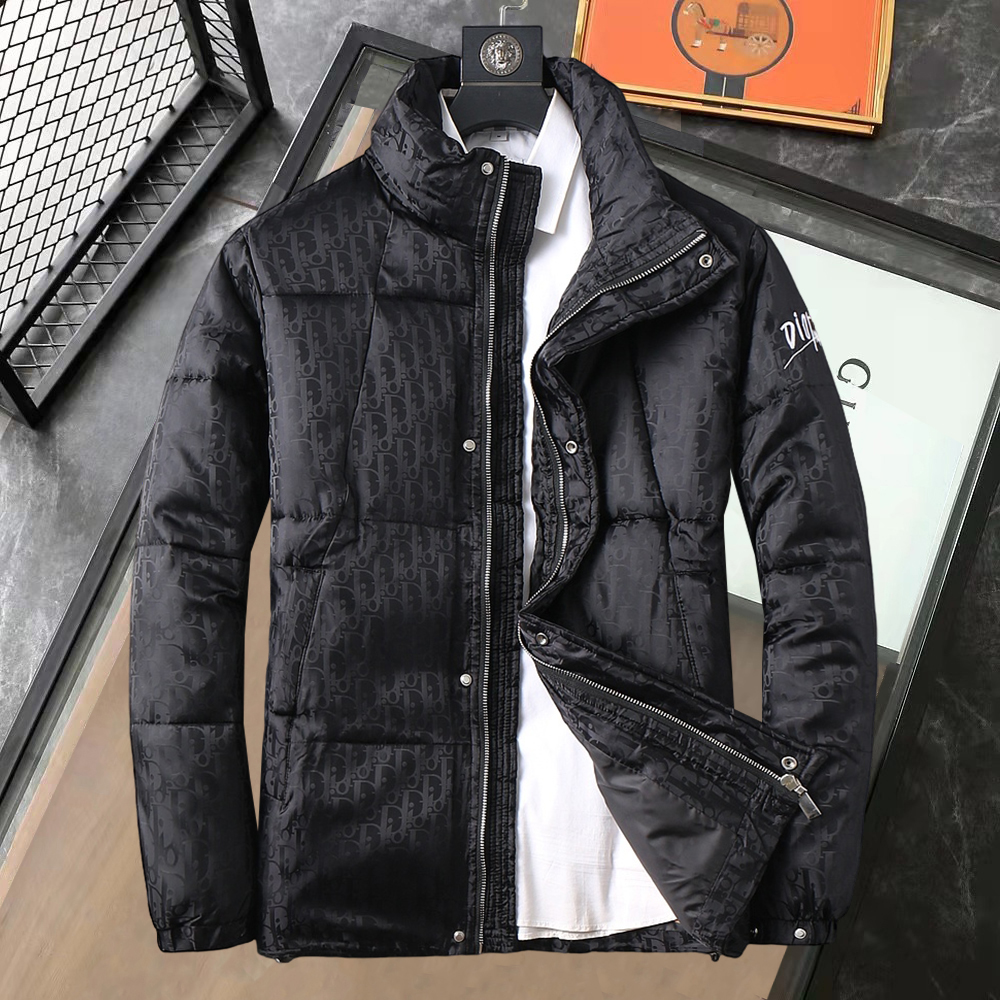 NO:610090,Dior's 2025ss new winter down jacket with complete three standards, the new product on the show is in perfect condition, comfortable and warm, the color is full and attractive, the design is very brilliant, it can easily enhance the fashion sense, the workmanship is extremely sophisticated and rigorous, and the wiring is neat and meticulous!  A masterpiece from a famous designer!  The upper body does not look bloated and is super handsome!  Available sizes M ~ XXXL,,dior,jackets & coats,down jacket,alexander wang19860909迪奥 三标齐全 2025ss冬季新款羽绒棉服外套,秀场新品品相非常完美,舒适保暖,色泽饱满诱人,非常出彩的设计,轻松将时髦感进阶,做工极为考究严谨,走线工整细致！大牌设计师巨作！上身不显臃肿、超级帅气！现货码数M ～ XXXL,,dior,jackets & coats,down jacket,alexander wang,Men's clothing