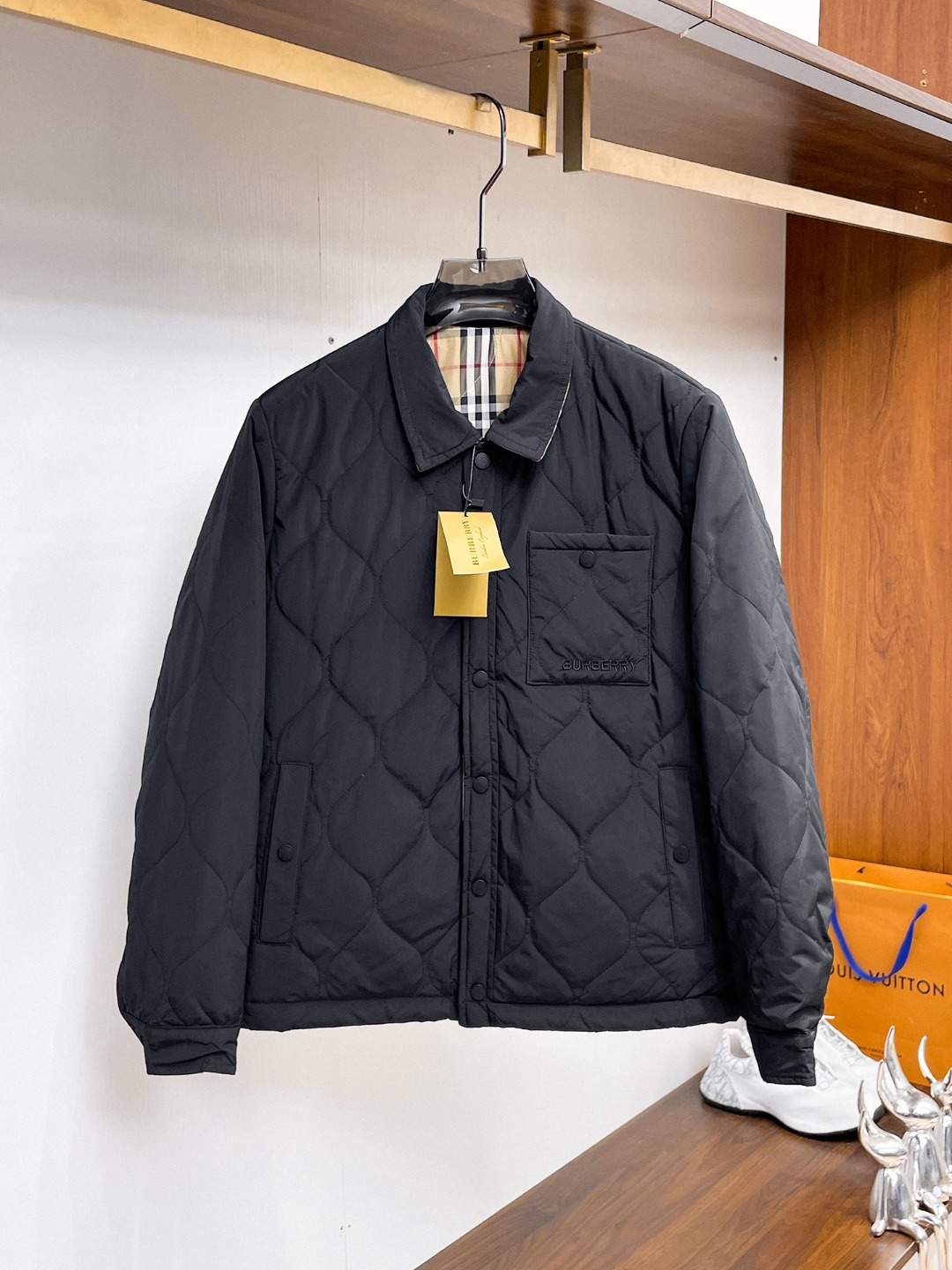 NO:612215,Burberry's new 2025ss winter down jacket with all three standards, the new product on the show is in perfect condition, comfortable and warm, the color is full and attractive, the design is very outstanding, it can easily enhance the fashion sense, the workmanship is extremely sophisticated and rigorous, and the wiring is neat and meticulous!  A masterpiece from a famous designer!  The upper body does not look bloated and is super handsome!  Available sizes M ~ XXXL,,burberry,jackets & coats,down jacket,alexander wang19860909巴宝莉 三标齐全 2025ss冬季新款羽绒棉服外套,秀场新品品相非常完美,舒适保暖,色泽饱满诱人,非常出彩的设计,轻松将时髦感进阶,做工极为考究严谨,走线工整细致！大牌设计师巨作！上身不显臃肿、超级帅气！现货码数M ～ XXXL,,burberry,jackets & coats,down jacket,alexander wang,Men's clothing