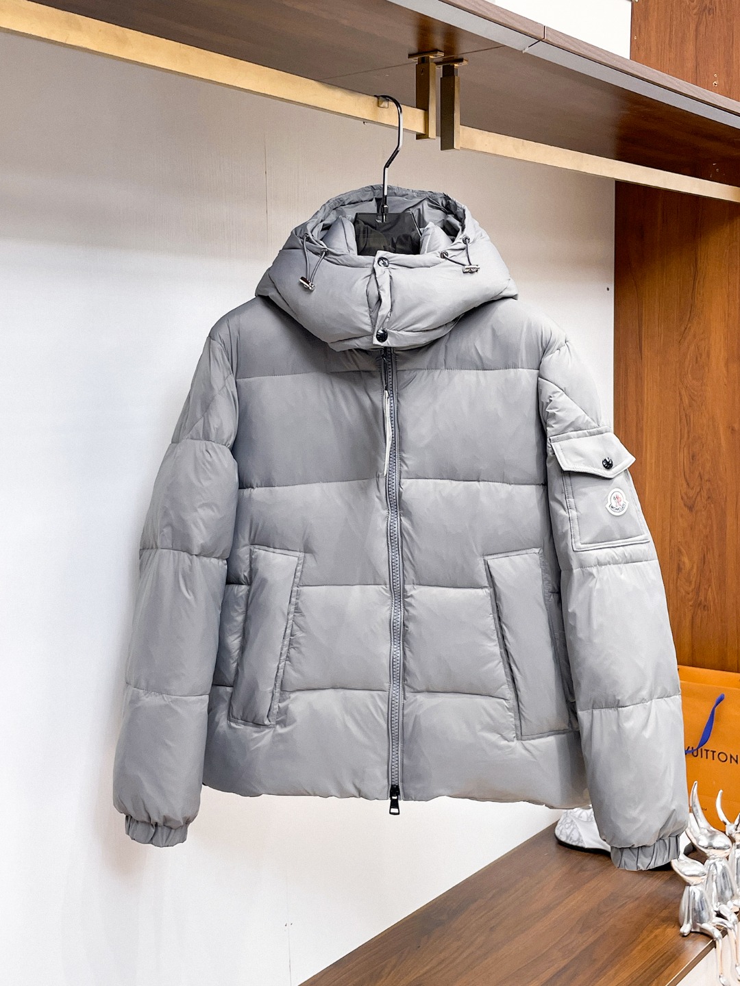 NO:612255,Mengkou GW exclusively supplies new autumn and winter classic down jackets, hooded turtleneck down jackets. Trading company channels are rare, and the hood has a detachable design with snap buttons.  A must-have warm item for cooling weather, it can be worn for daily life or outdoor sports. The fabric of this down jacket is smooth and shiny, wear-resistant, scratch-resistant and easy to care for. The interior is filled with high-quality white goose down. It is matched with large square quilting technology to create a fluffy and full overall effect. It has good resilience and has a strong thermal insulation effect, so that you are not afraid of the cold outdoor weather in autumn and winter! Size: M-3xL, Moncler, down  jacket,hats,alexander wang19860909蒙口 GW独家专供秋冬新款经典羽绒服,连帽高领羽绒服 贸易公司渠道稀出,帽子按扣可拆卸设计 降温天气必备的保暖单品,不论是日常还是户外运动都能穿.该羽绒服面料质感光滑亮泽,耐磨防刮易打理,内里配置优质白鹅绒埴充,在搭配大方格绗缝工艺,wt打造蓬松饱满的整体效果,回弹性好,兼顾强悍的保暖锁温效果,让你无惧秋冬季寒冷的户外天气! 尺码:M-3xL,,Moncler,down jacket,hats,alexander wang,Men's clothing