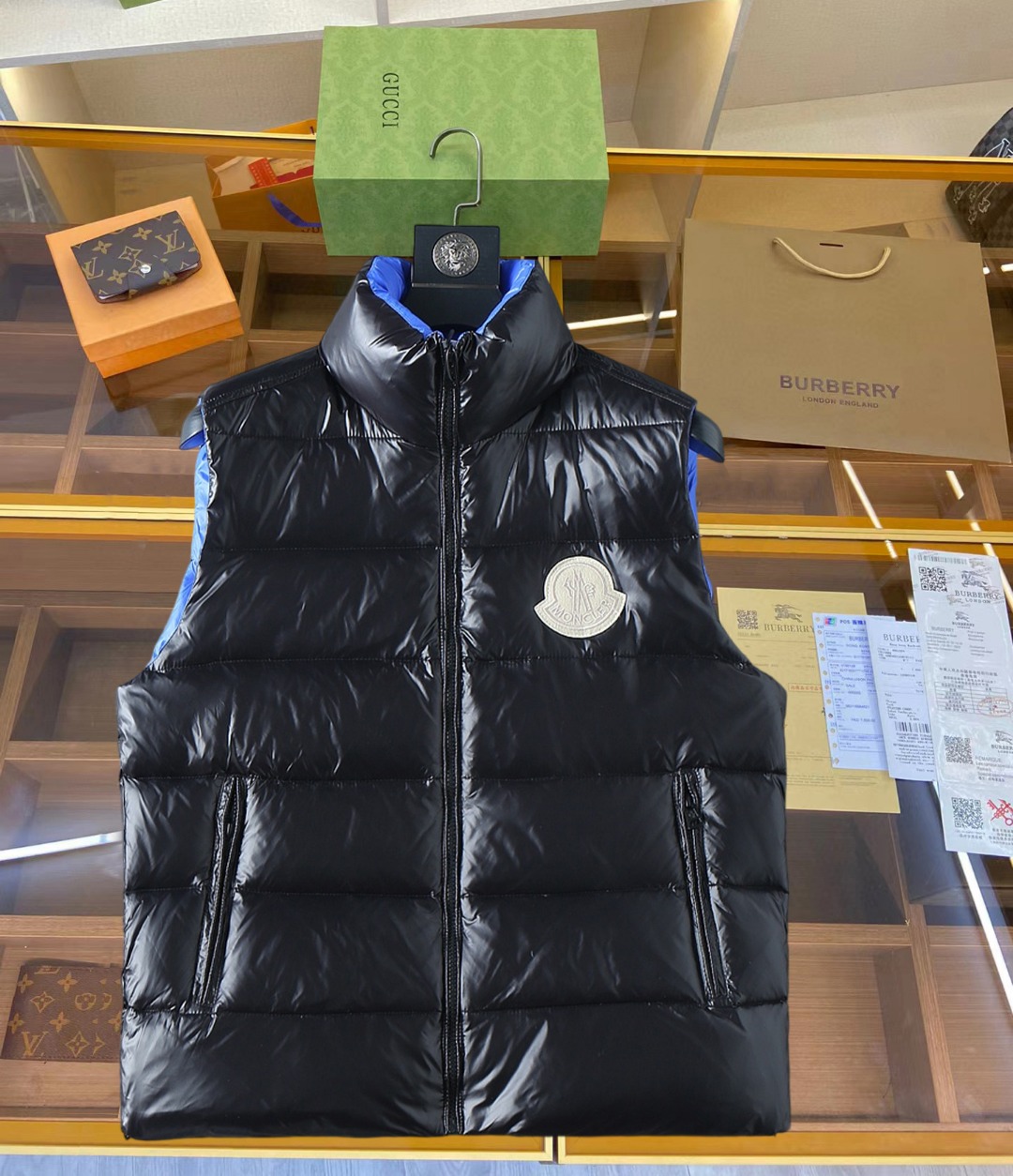 NO:645382,Mengkou's 2025 autumn and winter new down vest, all 90 down. With the classic logo combination, it is full of visual impact at first sight. It has better thermal insulation performance, is light and not heavy, and has good fluff recovery after compression, and it can gather heat and lock in temperature!  Personalized color matching design, fresh and energetic!  There are too many versions circulating in the market. In addition to the different fabrics and workmanship, the biggest difference is that the filling is not goose down at all but feather silk or velvet, etc., and it is not easy to distinguish for those who don’t understand. In addition, the fabrics and workmanship are definitely not of the same level. In short, look for us and you will never go astray. All the exclusive full colors are purchased from genuine development. If you understand the quality of our down jackets, you can safely recommend it with your eyes closed. The three standards are complete!  Uniform series for men and women!  Size M-3XL. Can be worn up to 200 pounds, Moncler, down jacket, alexander wang19860909蒙口 2025秋冬新款羽绒马甲,全部90绒的.带着经典的Logo组合搭配,第一眼看到就是满满的视觉冲击,保暖性能更出色,轻便不厚重,且压缩后的蓬松度恢复性好,聚热锁温！个性的拼色设计,清新有活力！市面流通的版本实在太多了,除了面料做工不同外,最大的区别就是填充物根本不是鹅绒而是羽丝或手感绒等等,而不懂的根本不容易区分.另外面料和做工也绝对不是一个级别,总之认准我们,让你绝对不跑偏,独家全色全部购入正版开发,懂我们家羽绒服质量的,完全可以放心闭眼推.三标齐全！男女同款系列！码数M-3XL.最大穿到200斤,,Moncler,down jacket,alexander wang,Men's clothing