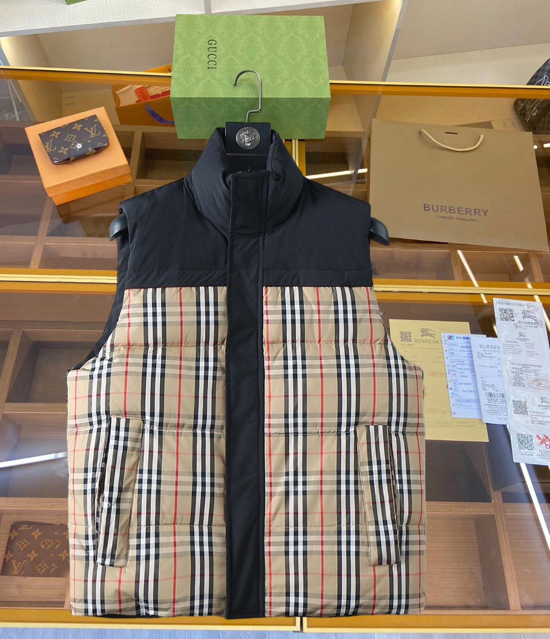 NO:645384,Burberry's new 2025 autumn and winter down vests, all 90 down. With the classic logo combination, it is full of visual impact at first sight. It has better thermal insulation performance, is light and not heavy, and has good fluff recovery after compression, and it can gather heat and lock in temperature!  Personalized color matching design, fresh and energetic!  There are too many versions circulating in the market. In addition to the different fabrics and workmanship, the biggest difference is that the filling is not goose down at all but feather silk or velvet, etc., and it is not easy to distinguish for those who don’t understand. In addition, the fabrics and workmanship are definitely not of the same level. In short, look for us and you will never go astray. All the exclusive full colors are purchased from genuine development. If you understand the quality of our down jackets, you can safely recommend it with your eyes closed. The three standards are complete!  Uniform series for men and women!  Size M-3XL. Can be worn up to 200 pounds, burberry, down jacket, alexander wang19860909巴宝莉 2025秋冬新款羽绒马甲,全部90绒的.带着经典的Logo组合搭配,第一眼看到就是满满的视觉冲击,保暖性能更出色,轻便不厚重,且压缩后的蓬松度恢复性好,聚热锁温！个性的拼色设计,清新有活力！市面流通的版本实在太多了,除了面料做工不同外,最大的区别就是填充物根本不是鹅绒而是羽丝或手感绒等等,而不懂的根本不容易区分.另外面料和做工也绝对不是一个级别,总之认准我们,让你绝对不跑偏,独家全色全部购入正版开发,懂我们家羽绒服质量的,完全可以放心闭眼推.三标齐全！男女同款系列！码数M-3XL.最大穿到200斤,,burberry,down jacket,alexander wang,Men's clothing