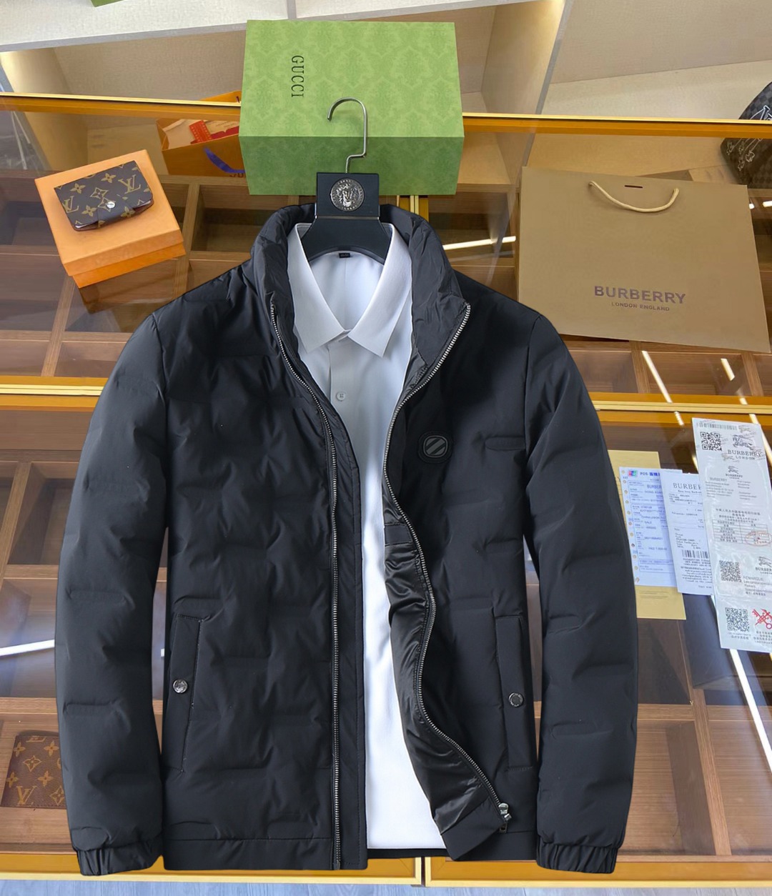 NO:645386,Ermenegildo Zegna's new 2025 autumn and winter down jacket. This is known as the most expensive down jacket in the world, with 90 down in total. With a classic logo combination, it is full of visual impact at first sight. It has better thermal insulation performance, is light and not heavy, and has good loft recovery after compression, and it can gather heat and lock in temperature!  Personalized color matching design, fresh and energetic!  There are too many versions circulating in the market. In addition to the different fabrics and workmanship, the biggest difference is that the filling is not goose down at all but feather silk or velvet, etc., and it is not easy to distinguish for those who don’t understand. In addition, the fabrics and workmanship are definitely not of the same level. In short, look for us and you will never go astray. All the exclusive full colors are purchased from genuine development. If you understand the quality of our down jackets, you can safely recommend it with your eyes closed. The three standards are complete!  Uniform series for men and women!  Size M-3XL. Can be worn up to 200 pounds,,zegna,down jacket,alexander wang19860909杰尼亚 2025秋冬新款羽绒服.这款号称羽绒服届最贵的,全部90绒的.带着经典的Logo组合搭配,第一眼看到就是满满的视觉冲击,保暖性能更出色,轻便不厚重,且压缩后的蓬松度恢复性好,聚热锁温！个性的拼色设计,清新有活力！市面流通的版本实在太多了,除了面料做工不同外,最大的区别就是填充物根本不是鹅绒而是羽丝或手感绒等等,而不懂的根本不容易区分.另外面料和做工也绝对不是一个级别,总之认准我们,让你绝对不跑偏,独家全色全部购入正版开发,懂我们家羽绒服质量的,完全可以放心闭眼推.三标齐全！男女同款系列！码数M-3XL.最大穿到200斤,,zegna,down jacket,alexander wang,Men's clothing