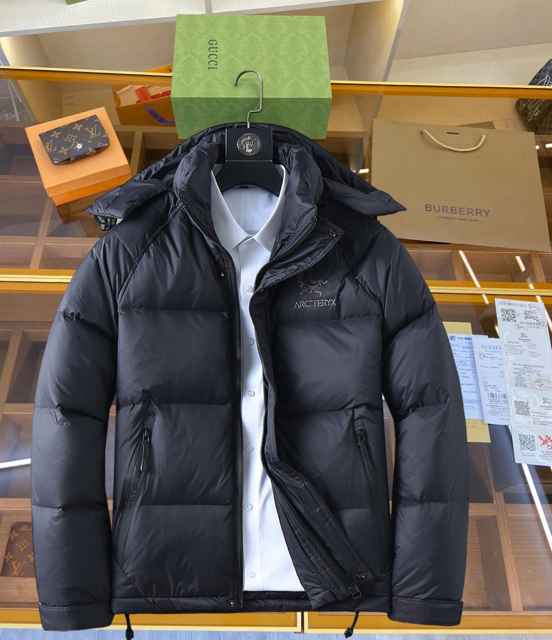 NO:645388,Arc'teryx's new 2025 autumn and winter down jacket. This is known as the most expensive down jacket in the world, all 90 down. With a classic logo combination, it is full of visual impact at first sight. It has better thermal insulation performance, is light and not heavy, and has good loft recovery after compression, and it can gather heat and lock in temperature!  Personalized color matching design, fresh and energetic!  There are too many versions circulating in the market. In addition to the different fabrics and workmanship, the biggest difference is that the filling is not goose down at all but feather silk or velvet, etc., and it is not easy to distinguish for those who don’t understand. In addition, the fabrics and workmanship are definitely not of the same level. In short, look for us and you will never go astray. All the exclusive full colors are purchased from genuine development. If you understand the quality of our down jackets, you can safely recommend it with your eyes closed. The three standards are complete!  Uniform series for men and women!  Size M-3XL. Can be worn up to 200 pounds, arc'teryx, down jacket, alexander wang19860909始祖鸟 2025秋冬新款羽绒服.这款号称羽绒服届最贵的,全部90绒的.带着经典的Logo组合搭配,第一眼看到就是满满的视觉冲击,保暖性能更出色,轻便不厚重,且压缩后的蓬松度恢复性好,聚热锁温！个性的拼色设计,清新有活力！市面流通的版本实在太多了,除了面料做工不同外,最大的区别就是填充物根本不是鹅绒而是羽丝或手感绒等等,而不懂的根本不容易区分.另外面料和做工也绝对不是一个级别,总之认准我们,让你绝对不跑偏,独家全色全部购入正版开发,懂我们家羽绒服质量的,完全可以放心闭眼推.三标齐全！男女同款系列！码数M-3XL.最大穿到200斤,arc'teryx,down jacket,alexander wang,Men's clothing