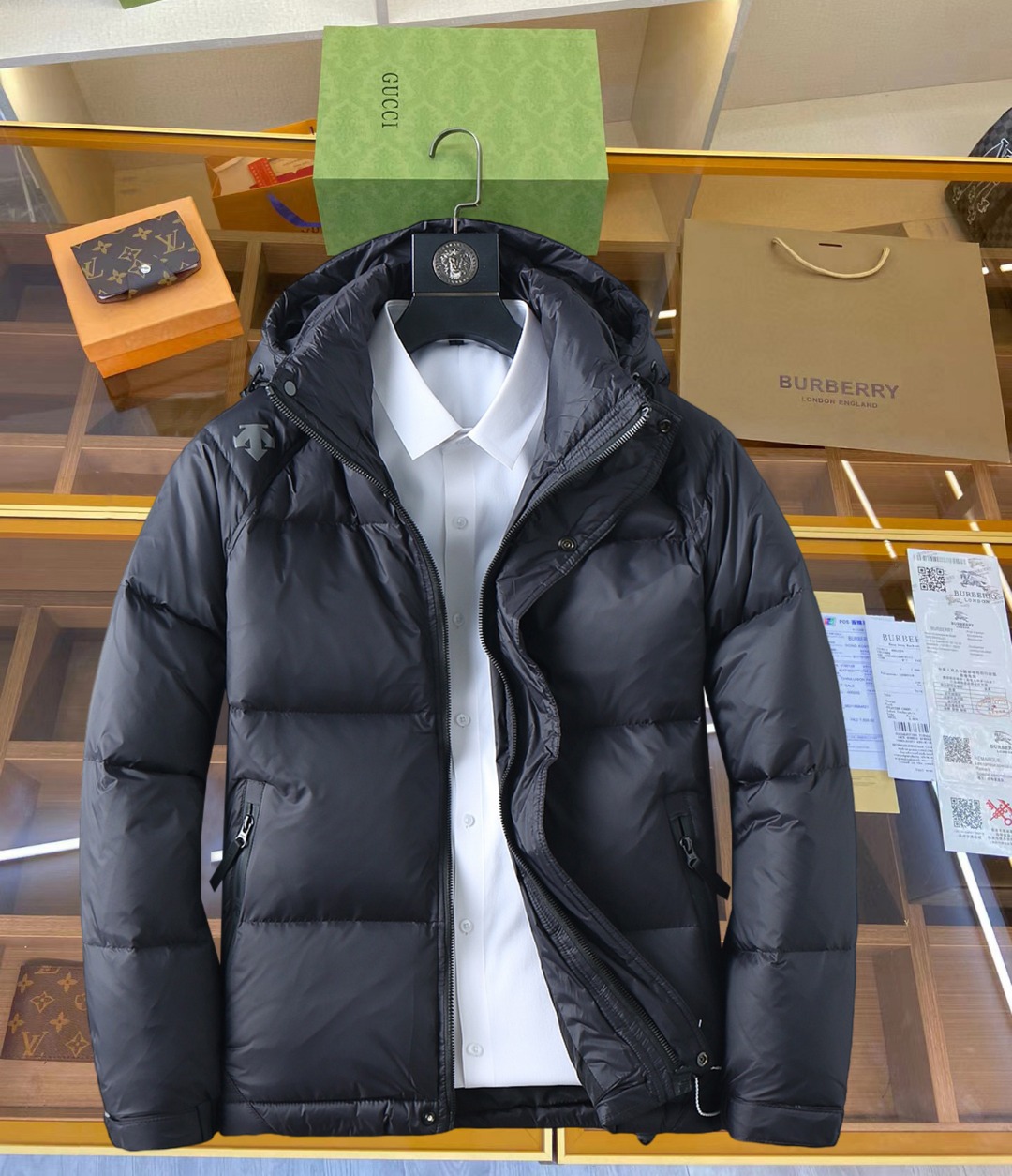 NO:645390,Descente's new 2025 autumn and winter down jacket. This is known as the most expensive down jacket in the world, all 90 down. With a classic logo combination, it is full of visual impact at first sight. It has better thermal insulation performance, is light and not heavy, and has good loft recovery after compression, and it can gather heat and lock in temperature!  Personalized color matching design, fresh and energetic!  There are too many versions circulating in the market. In addition to the different fabrics and workmanship, the biggest difference is that the filling is not goose down at all but feather silk or velvet, etc., and it is not easy to distinguish for those who don’t understand. In addition, the fabrics and workmanship are definitely not of the same level. In short, look for us and you will never go astray. All the exclusive full colors are purchased from genuine development. If you understand the quality of our down jackets, you can safely recommend it with your eyes closed. The three standards are complete!  Uniform series for men and women!  Size M-3XL. Can be worn up to 200 pounds,,down jacket,alexander wang19860909迪桑特 2025秋冬新款羽绒服.这款号称羽绒服届最贵的,全部90绒的.带着经典的Logo组合搭配,第一眼看到就是满满的视觉冲击,保暖性能更出色,轻便不厚重,且压缩后的蓬松度恢复性好,聚热锁温！个性的拼色设计,清新有活力！市面流通的版本实在太多了,除了面料做工不同外,最大的区别就是填充物根本不是鹅绒而是羽丝或手感绒等等,而不懂的根本不容易区分.另外面料和做工也绝对不是一个级别,总之认准我们,让你绝对不跑偏,独家全色全部购入正版开发,懂我们家羽绒服质量的,完全可以放心闭眼推.三标齐全！男女同款系列！码数M-3XL.最大穿到200斤,,down jacket,alexander wang,Men's clothing