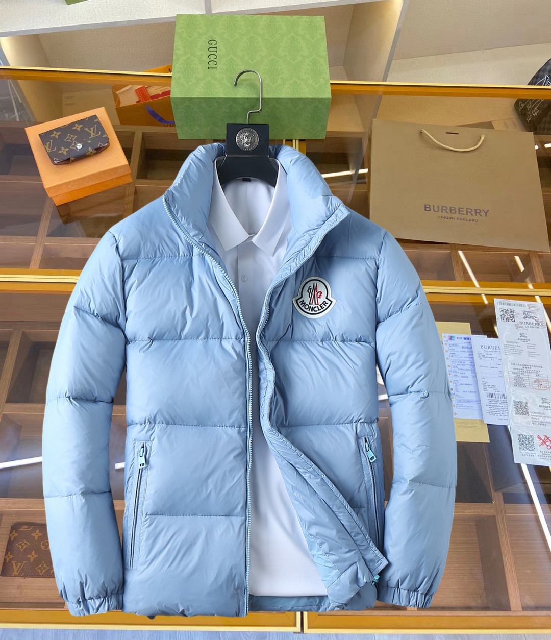 NO:645392,Mengkou's new 2025 autumn and winter down jacket. This is known as the most expensive down jacket in the world, all 90 down. With a classic logo combination, it is full of visual impact at first sight. It has better thermal insulation performance, is light and not heavy, and has good loft recovery after compression, and it can gather heat and lock in temperature!  Personalized color matching design, fresh and energetic!  There are too many versions circulating in the market. In addition to the different fabrics and workmanship, the biggest difference is that the filling is not goose down at all but feather silk or velvet, etc., and it is not easy to distinguish for those who don’t understand. In addition, the fabrics and workmanship are definitely not of the same level. In short, look for us and you will never go astray. All the exclusive full colors are purchased from genuine development. If you understand the quality of our down jackets, you can safely recommend it with your eyes closed. The three standards are complete!  Uniform series for men and women!  Size M-3XL. Can be worn up to 200 pounds, Moncler, down jacket, alexander wang19860909蒙口 2025秋冬新款羽绒服.这款号称羽绒服届最贵的,全部90绒的.带着经典的Logo组合搭配,第一眼看到就是满满的视觉冲击,保暖性能更出色,轻便不厚重,且压缩后的蓬松度恢复性好,聚热锁温！个性的拼色设计,清新有活力！市面流通的版本实在太多了,除了面料做工不同外,最大的区别就是填充物根本不是鹅绒而是羽丝或手感绒等等,而不懂的根本不容易区分.另外面料和做工也绝对不是一个级别,总之认准我们,让你绝对不跑偏,独家全色全部购入正版开发,懂我们家羽绒服质量的,完全可以放心闭眼推.三标齐全！男女同款系列！码数M-3XL.最大穿到200斤,,Moncler,down jacket,alexander wang,Men's clothing