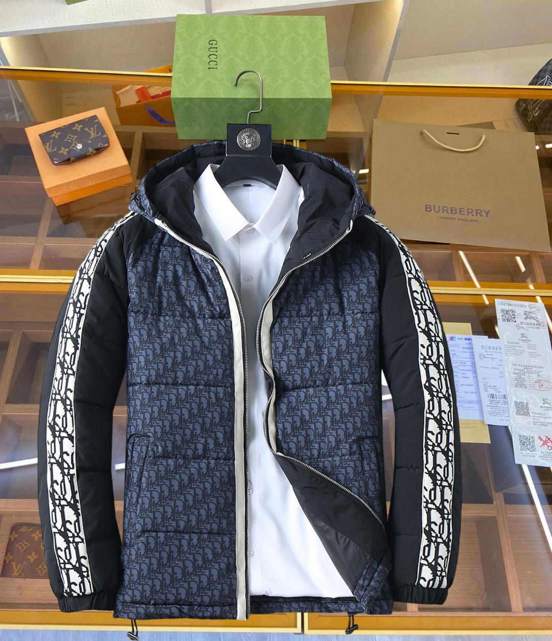 NO:645394,Dior's 2025 autumn and winter new cotton clothing. This is known as the most expensive cotton clothing. It has a classic logo combination. It is full of visual impact at first sight. It has better thermal insulation performance, is light and not heavy, and has good fluff recovery after compression, and it can gather heat and lock in temperature!  Personalized color matching design, fresh and energetic!  There are too many versions circulating in the market. In addition to the different fabrics and workmanship, the biggest difference is that the filling is not goose down at all but feather silk or velvet, etc., and it is not easy to distinguish for those who don’t understand. In addition, the fabrics and workmanship are definitely not of the same level. In short, look for us and you will never go astray. All the exclusive full colors are purchased from genuine development. If you understand the quality of our down jackets, you can safely recommend it with your eyes closed. The three standards are complete!  Uniform series for men and women!  Size M-3XL. Can be worn up to 200 pounds, dior, down jacket, alexander wang19860909迪奥 2025秋冬新款棉服.这款号称棉服届最贵的,带着经典的Logo组合搭配,第一眼看到就是满满的视觉冲击,保暖性能更出色,轻便不厚重,且压缩后的蓬松度恢复性好,聚热锁温！个性的拼色设计,清新有活力！市面流通的版本实在太多了,除了面料做工不同外,最大的区别就是填充物根本不是鹅绒而是羽丝或手感绒等等,而不懂的根本不容易区分.另外面料和做工也绝对不是一个级别,总之认准我们,让你绝对不跑偏,独家全色全部购入正版开发,懂我们家羽绒服质量的,完全可以放心闭眼推.三标齐全！男女同款系列！码数M-3XL.最大穿到200斤,,dior,down jacket,alexander wang,Men's clothing