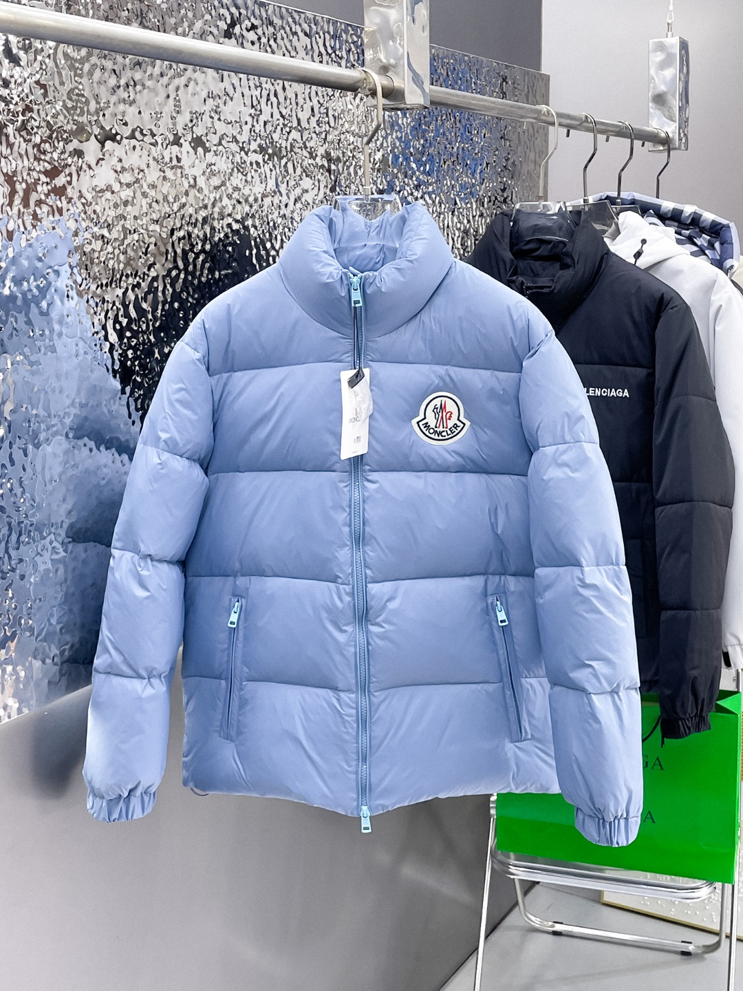 NO:614280,Mengkou's new 2025 autumn and winter down jacket. This is known as the most expensive down jacket in the world, all 90 down. With a classic logo combination, it is full of visual impact at first sight. It has better thermal insulation performance, is light and not heavy, and has good loft recovery after compression, and it can gather heat and lock in temperature!  Personalized color matching design, fresh and energetic!  There are too many versions circulating in the market. In addition to the different fabrics and workmanship, the biggest difference is that the filling is not goose down at all but feather silk or velvet, etc., and it is not easy to distinguish for those who don’t understand. In addition, the fabrics and workmanship are definitely not of the same level. In short, look for us and you will never go astray. All the exclusive full colors are purchased from genuine development. If you understand the quality of our down jackets, you can safely recommend it with your eyes closed. The three standards are complete!  Uniform series for men and women!  Size M-3XL. Can be worn up to 200 pounds, Moncler, down jacket, alexander wang19860909蒙口 2025秋冬新款羽绒服.这款号称羽绒服届最贵的,全部90绒的.带着经典的Logo组合搭配,第一眼看到就是满满的视觉冲击,保暖性能更出色,轻便不厚重,且压缩后的蓬松度恢复性好,聚热锁温！个性的拼色设计,清新有活力！市面流通的版本实在太多了,除了面料做工不同外,最大的区别就是填充物根本不是鹅绒而是羽丝或手感绒等等,而不懂的根本不容易区分.另外面料和做工也绝对不是一个级别,总之认准我们,让你绝对不跑偏,独家全色全部购入正版开发,懂我们家羽绒服质量的,完全可以放心闭眼推.三标齐全！男女同款系列！码数M-3XL.最大穿到200斤,,Moncler,down jacket,alexander wang,Men's clothing