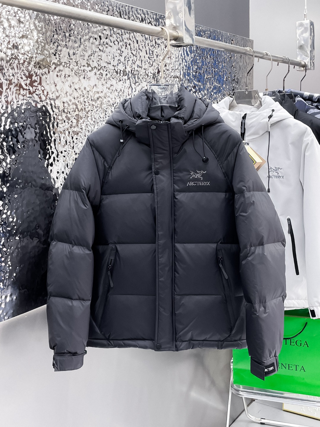 NO:614285,Arc'teryx's new 2025 autumn and winter down jacket. This is known as the most expensive down jacket in the world, all 90 down. With a classic logo combination, it is full of visual impact at first sight. It has better thermal insulation performance, is light and not heavy, and has good loft recovery after compression, and it can gather heat and lock in temperature!  Personalized color matching design, fresh and energetic!  There are too many versions circulating in the market. In addition to the different fabrics and workmanship, the biggest difference is that the filling is not goose down at all but feather silk or velvet, etc., and it is not easy to distinguish for those who don’t understand. In addition, the fabrics and workmanship are definitely not of the same level. In short, look for us and you will never go astray. All the exclusive full colors are purchased from genuine development. If you understand the quality of our down jackets, you can safely recommend it with your eyes closed. The three standards are complete!  Uniform series for men and women!  Size M-3XL. Can be worn up to 200 pounds, arc'teryx, down jacket, alexander wang19860909始祖鸟 2025秋冬新款羽绒服.这款号称羽绒服届最贵的,全部90绒的.带着经典的Logo组合搭配,第一眼看到就是满满的视觉冲击,保暖性能更出色,轻便不厚重,且压缩后的蓬松度恢复性好,聚热锁温！个性的拼色设计,清新有活力！市面流通的版本实在太多了,除了面料做工不同外,最大的区别就是填充物根本不是鹅绒而是羽丝或手感绒等等,而不懂的根本不容易区分.另外面料和做工也绝对不是一个级别,总之认准我们,让你绝对不跑偏,独家全色全部购入正版开发,懂我们家羽绒服质量的,完全可以放心闭眼推.三标齐全！男女同款系列！码数M-3XL.最大穿到200斤,arc'teryx,down jacket,alexander wang,Men's clothing