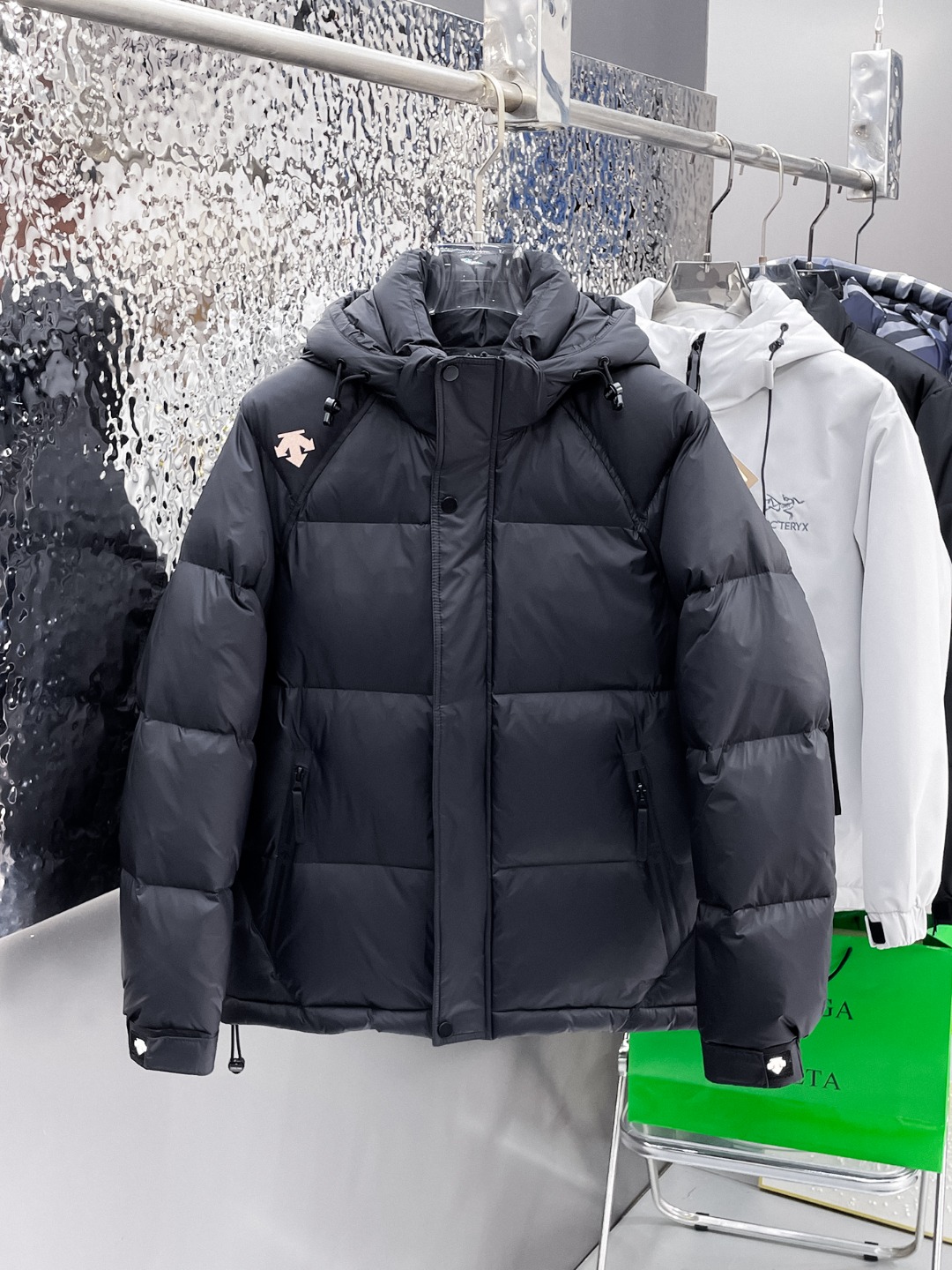 NO:614290,Descente's new 2025 autumn and winter down jacket. This is known as the most expensive down jacket in the world, all 90 down. With a classic logo combination, it is full of visual impact at first sight. It has better thermal insulation performance, is light and not heavy, and has good loft recovery after compression, and it can gather heat and lock in temperature!  Personalized color matching design, fresh and energetic!  There are too many versions circulating in the market. In addition to the different fabrics and workmanship, the biggest difference is that the filling is not goose down at all but feather silk or velvet, etc., and it is not easy to distinguish for those who don’t understand. In addition, the fabrics and workmanship are definitely not of the same level. In short, look for us and you will never go astray. All the exclusive full colors are purchased from genuine development. If you understand the quality of our down jackets, you can safely recommend it with your eyes closed. The three standards are complete!  Uniform series for men and women!  Size M-3XL. Can be worn up to 200 pounds,,down jacket,alexander wang19860909迪桑特 2025秋冬新款羽绒服.这款号称羽绒服届最贵的,全部90绒的.带着经典的Logo组合搭配,第一眼看到就是满满的视觉冲击,保暖性能更出色,轻便不厚重,且压缩后的蓬松度恢复性好,聚热锁温！个性的拼色设计,清新有活力！市面流通的版本实在太多了,除了面料做工不同外,最大的区别就是填充物根本不是鹅绒而是羽丝或手感绒等等,而不懂的根本不容易区分.另外面料和做工也绝对不是一个级别,总之认准我们,让你绝对不跑偏,独家全色全部购入正版开发,懂我们家羽绒服质量的,完全可以放心闭眼推.三标齐全！男女同款系列！码数M-3XL.最大穿到200斤,,down jacket,alexander wang,Men's clothing