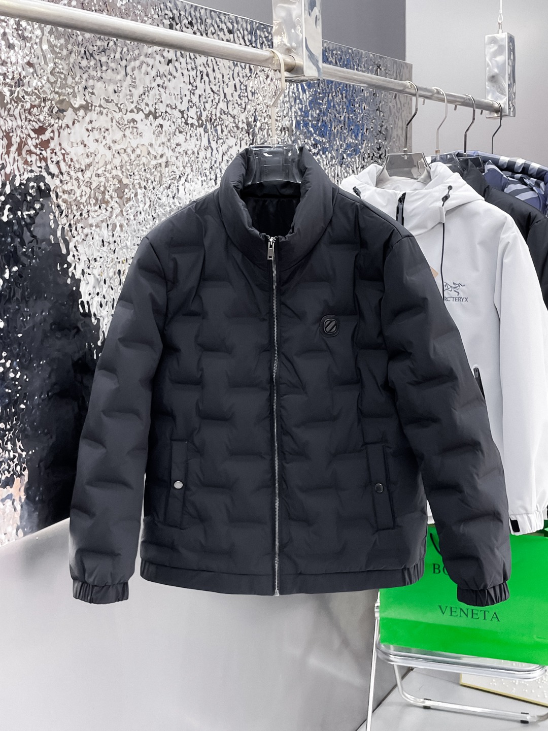NO:614300,Ermenegildo Zegna's new 2025 autumn and winter down jacket. This is known as the most expensive down jacket in the world, with 90 down in total. With a classic logo combination, it is full of visual impact at first sight. It has better thermal insulation performance, is light and not heavy, and has good loft recovery after compression, and it can gather heat and lock in temperature!  Personalized color matching design, fresh and energetic!  There are too many versions circulating in the market. In addition to the different fabrics and workmanship, the biggest difference is that the filling is not goose down at all but feather silk or velvet, etc., and it is not easy to distinguish for those who don’t understand. In addition, the fabrics and workmanship are definitely not of the same level. In short, look for us and you will never go astray. All the exclusive full colors are purchased from genuine development. If you understand the quality of our down jackets, you can safely recommend it with your eyes closed. The three standards are complete!  Uniform series for men and women!  Size M-3XL. Can be worn up to 200 pounds,,zegna,down jacket,alexander wang19860909杰尼亚 2025秋冬新款羽绒服.这款号称羽绒服届最贵的,全部90绒的.带着经典的Logo组合搭配,第一眼看到就是满满的视觉冲击,保暖性能更出色,轻便不厚重,且压缩后的蓬松度恢复性好,聚热锁温！个性的拼色设计,清新有活力！市面流通的版本实在太多了,除了面料做工不同外,最大的区别就是填充物根本不是鹅绒而是羽丝或手感绒等等,而不懂的根本不容易区分.另外面料和做工也绝对不是一个级别,总之认准我们,让你绝对不跑偏,独家全色全部购入正版开发,懂我们家羽绒服质量的,完全可以放心闭眼推.三标齐全！男女同款系列！码数M-3XL.最大穿到200斤,,zegna,down jacket,alexander wang,Men's clothing