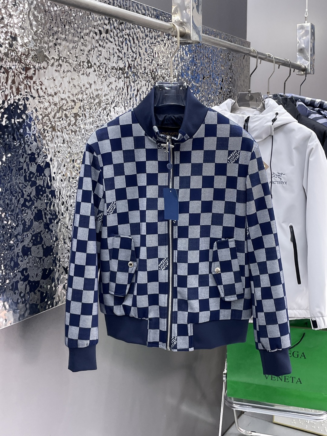 NO:614313,LV 2025 autumn new jacket, the new product on the show is in perfect condition, comfortable and warm, complete with three labels, full and attractive color, very outstanding design, easily upgrades the fashion sense, extremely sophisticated workmanship, neat and meticulous wiring!  A masterpiece from a famous designer!  The upper body does not look bloated and is super handsome!  Available sizes M ~ XXXL,,louis vuitton,jackets & coats,jackets & coats,alexander wang19860909Lv 2025秋季新款夹克外套,秀场新品品相非常完美,舒适保暖,三标齐全色泽饱满诱人,非常出彩的设计,轻松将时髦感进阶,做工极为考究严谨,走线工整细致！大牌设计师巨作！上身不显臃肿、超级帅气！现货码数M ～ XXXL,,louis vuitton,jackets & coats,jackets & coats,alexander wang,Men's clothing