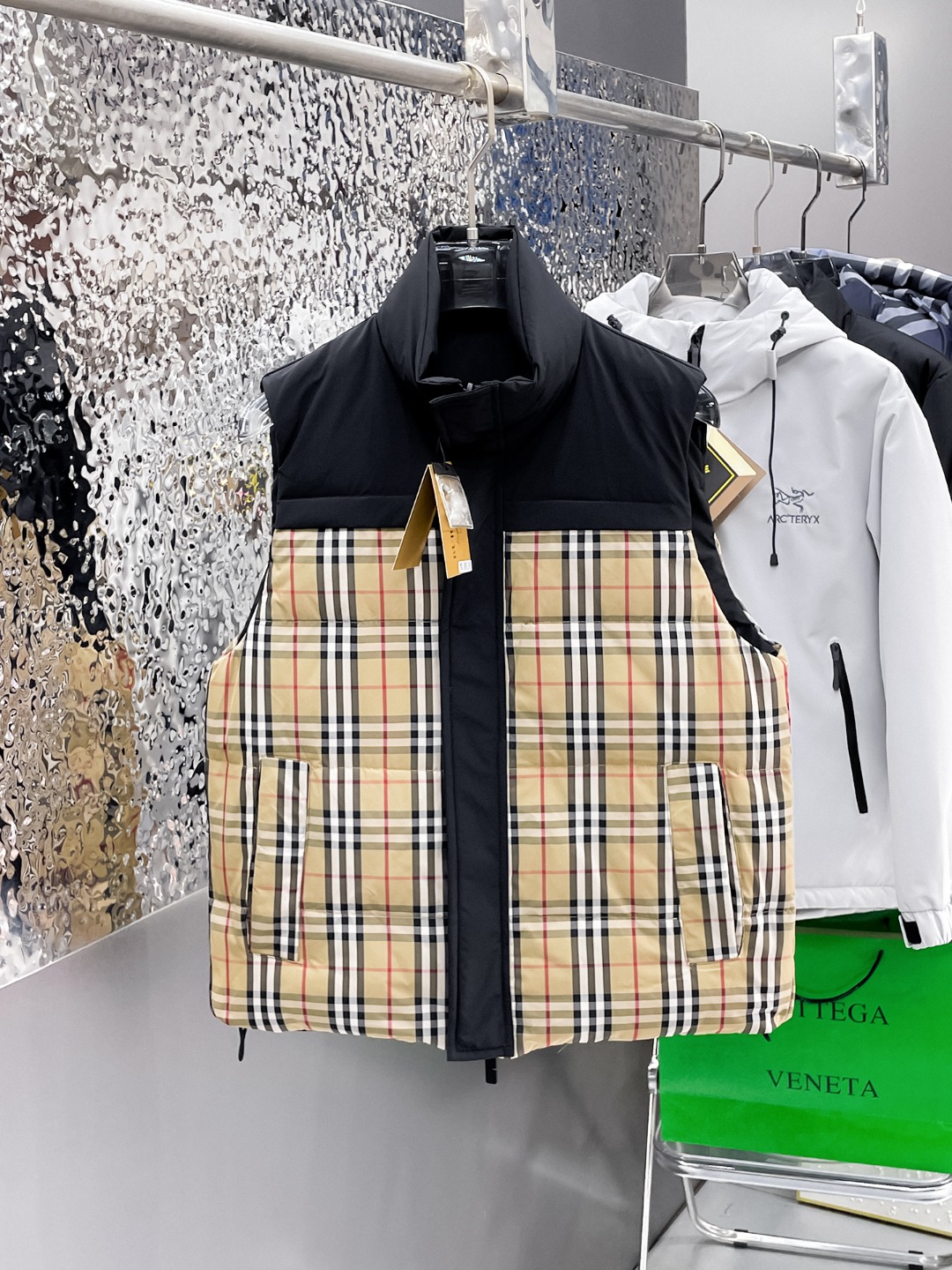 NO:614275,Burberry's new 2025 autumn and winter down vests, all 90 down. With the classic logo combination, it is full of visual impact at first sight. It has better thermal insulation performance, is light and not heavy, and has good fluff recovery after compression, and it can gather heat and lock in temperature!  Personalized color matching design, fresh and energetic!  There are too many versions circulating in the market. In addition to the different fabrics and workmanship, the biggest difference is that the filling is not goose down at all but feather silk or velvet, etc., and it is not easy to distinguish for those who don’t understand. In addition, the fabrics and workmanship are definitely not of the same level. In short, look for us and you will never go astray. All the exclusive full colors are purchased from genuine development. If you understand the quality of our down jackets, you can safely recommend it with your eyes closed. The three standards are complete!  Uniform series for men and women!  Size M-3XL. Can be worn up to 200 pounds, burberry, down jacket, alexander wang19860909巴宝莉 2025秋冬新款羽绒马甲,全部90绒的.带着经典的Logo组合搭配,第一眼看到就是满满的视觉冲击,保暖性能更出色,轻便不厚重,且压缩后的蓬松度恢复性好,聚热锁温！个性的拼色设计,清新有活力！市面流通的版本实在太多了,除了面料做工不同外,最大的区别就是填充物根本不是鹅绒而是羽丝或手感绒等等,而不懂的根本不容易区分.另外面料和做工也绝对不是一个级别,总之认准我们,让你绝对不跑偏,独家全色全部购入正版开发,懂我们家羽绒服质量的,完全可以放心闭眼推.三标齐全！男女同款系列！码数M-3XL.最大穿到200斤,,burberry,down jacket,alexander wang,Men's clothing