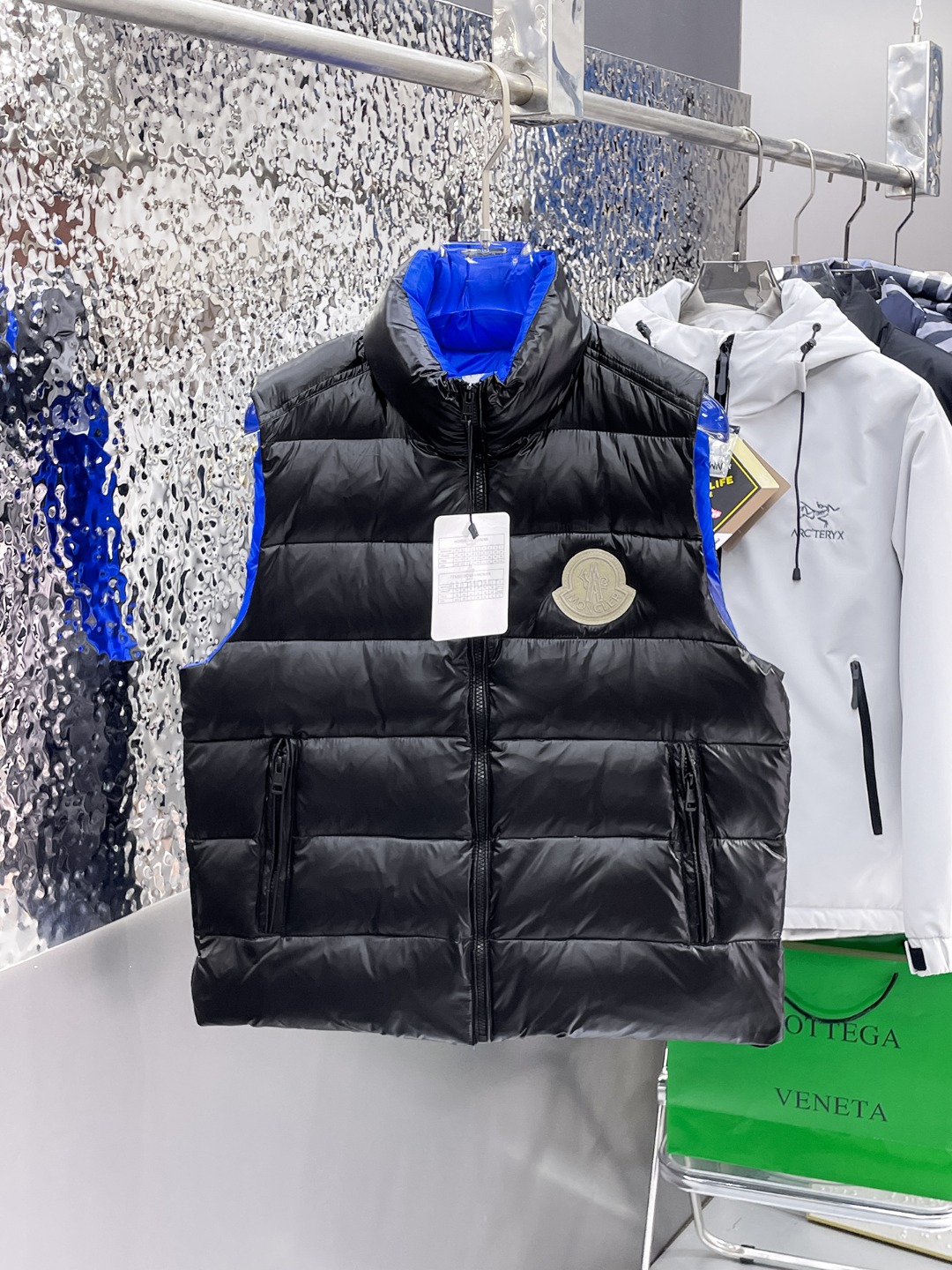 NO:614270,Mengkou's 2025 autumn and winter new down vest, all 90 down. With the classic logo combination, it is full of visual impact at first sight. It has better thermal insulation performance, is light and not heavy, and has good fluff recovery after compression, and it can gather heat and lock in temperature!  Personalized color matching design, fresh and energetic!  There are too many versions circulating in the market. In addition to the different fabrics and workmanship, the biggest difference is that the filling is not goose down at all but feather silk or velvet, etc., and it is not easy to distinguish for those who don’t understand. In addition, the fabrics and workmanship are definitely not of the same level. In short, look for us and you will never go astray. All the exclusive full colors are purchased from genuine development. If you understand the quality of our down jackets, you can safely recommend it with your eyes closed. The three standards are complete!  Uniform series for men and women!  Size M-3XL. Can be worn up to 200 pounds, Moncler, down jacket, alexander wang19860909蒙口 2025秋冬新款羽绒马甲,全部90绒的.带着经典的Logo组合搭配,第一眼看到就是满满的视觉冲击,保暖性能更出色,轻便不厚重,且压缩后的蓬松度恢复性好,聚热锁温！个性的拼色设计,清新有活力！市面流通的版本实在太多了,除了面料做工不同外,最大的区别就是填充物根本不是鹅绒而是羽丝或手感绒等等,而不懂的根本不容易区分.另外面料和做工也绝对不是一个级别,总之认准我们,让你绝对不跑偏,独家全色全部购入正版开发,懂我们家羽绒服质量的,完全可以放心闭眼推.三标齐全！男女同款系列！码数M-3XL.最大穿到200斤,,Moncler,down jacket,alexander wang,Men's clothing