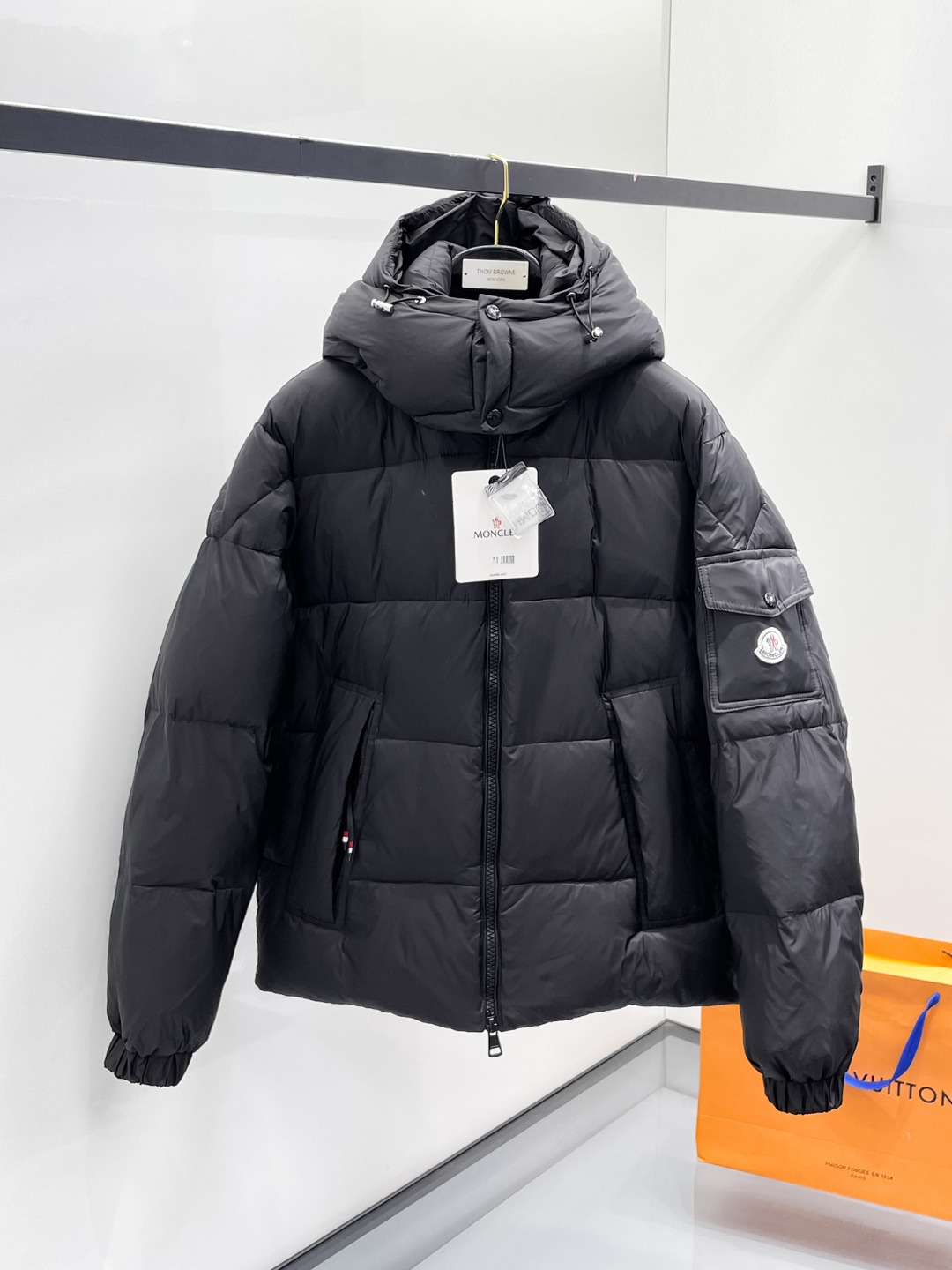 NO:614305,Mengkou's new 2025 autumn and winter down jacket. This is known as the most expensive down jacket in the world, all 90 down. With a classic logo combination, it is full of visual impact at first sight. It has better thermal insulation performance, is light and not heavy, and has good loft recovery after compression, and it can gather heat and lock in temperature!  Personalized color matching design, fresh and energetic!  There are too many versions circulating in the market. In addition to the different fabrics and workmanship, the biggest difference is that the filling is not goose down at all but feather silk or velvet, etc., and it is not easy to distinguish for those who don’t understand. In addition, the fabrics and workmanship are definitely not of the same level. In short, look for us and you will never go astray. All the exclusive full colors are purchased from genuine development. If you understand the quality of our down jackets, you can safely recommend it with your eyes closed. The three standards are complete!  Uniform series for men and women!  Size M-3XL. Can be worn up to 200 pounds, Moncler, down jacket, alexander wang19860909蒙口 2025秋冬新款羽绒服.这款号称羽绒服届最贵的,全部90绒的.带着经典的Logo组合搭配,第一眼看到就是满满的视觉冲击,保暖性能更出色,轻便不厚重,且压缩后的蓬松度恢复性好,聚热锁温！个性的拼色设计,清新有活力！市面流通的版本实在太多了,除了面料做工不同外,最大的区别就是填充物根本不是鹅绒而是羽丝或手感绒等等,而不懂的根本不容易区分.另外面料和做工也绝对不是一个级别,总之认准我们,让你绝对不跑偏,独家全色全部购入正版开发,懂我们家羽绒服质量的,完全可以放心闭眼推.三标齐全！男女同款系列！码数M-3XL.最大穿到200斤,,Moncler,down jacket,alexander wang,Men's clothing