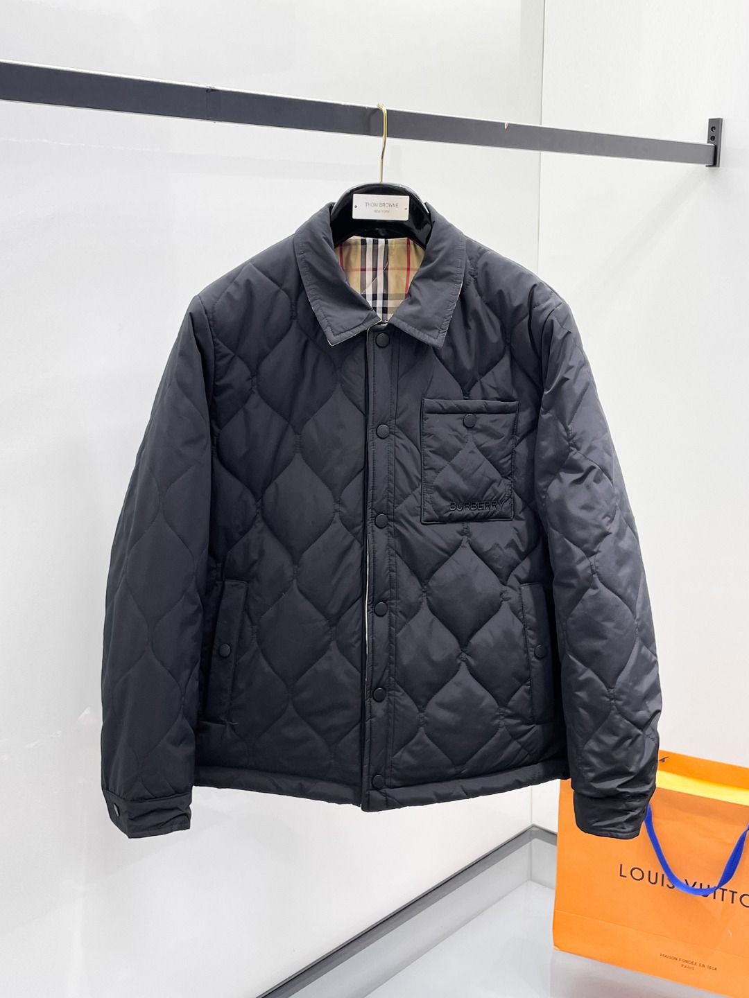 NO:614310,Burberry's 2025 autumn and winter new cotton clothing. This is known as the most expensive cotton clothing. It has a classic logo combination. It is full of visual impact at first sight. It has better thermal insulation performance, is light and not heavy, and has good bulk recovery after compression, and it can gather heat and lock in temperature!  Personalized color matching design, fresh and energetic!  There are too many versions circulating in the market. In addition to the different fabrics and workmanship, the biggest difference is that the filling is not goose down at all but feather silk or velvet, etc., and it is not easy to distinguish for those who don’t understand. In addition, the fabrics and workmanship are definitely not of the same level. In short, look for us and you will never go astray. All the exclusive full colors are purchased from genuine development. If you understand the quality of our down jackets, you can safely recommend it with your eyes closed. The three standards are complete!  Uniform series for men and women!  Size M-3XL. Can be worn up to 200 pounds, burberry, down jacket, alexander wang19860909巴宝莉 2025秋冬新款棉服.这款号称棉服届最贵的,带着经典的Logo组合搭配,第一眼看到就是满满的视觉冲击,保暖性能更出色,轻便不厚重,且压缩后的蓬松度恢复性好,聚热锁温！个性的拼色设计,清新有活力！市面流通的版本实在太多了,除了面料做工不同外,最大的区别就是填充物根本不是鹅绒而是羽丝或手感绒等等,而不懂的根本不容易区分.另外面料和做工也绝对不是一个级别,总之认准我们,让你绝对不跑偏,独家全色全部购入正版开发,懂我们家羽绒服质量的,完全可以放心闭眼推.三标齐全！男女同款系列！码数M-3XL.最大穿到200斤,,burberry,down jacket,alexander wang,Men's clothing