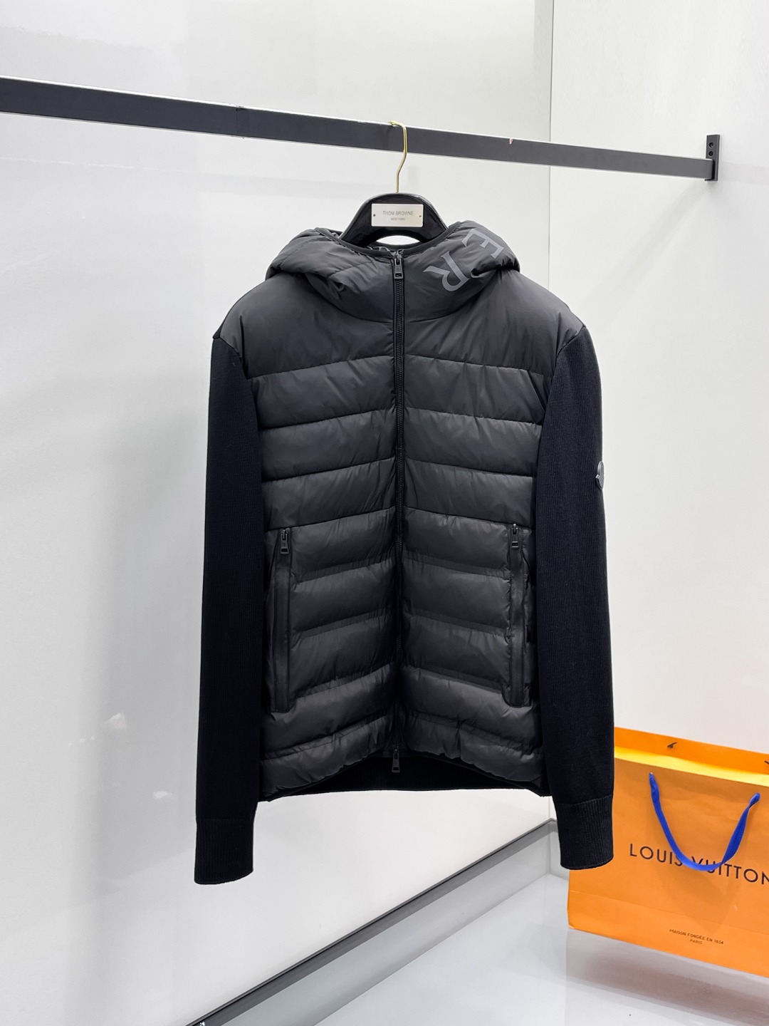 NO:614315,Meng Mouth Down Jacket 2025 latest fashion designer wool knitted down jacket, every detail shows high-end craftsmanship. The design changes of structural tailoring show the diverse image changes of men. It is slim and neat, and tailored to meet the popular multi-layered outfits. Versatile styles for life. Size M-3XL, Moncler, down jacket, alexander wang19860909蒙口 羽绒服2025最新款时尚设计师款羊毛针织羽绒服,处处细节显工艺足够的高级 结构性剪裁的设计改变来展现男士多样的形象变化,修身利落、剪裁合体,满足时下正流行的多层次穿搭,生活百搭款式 码数M-3XL,,Moncler,down jacket,alexander wang,Men's clothing