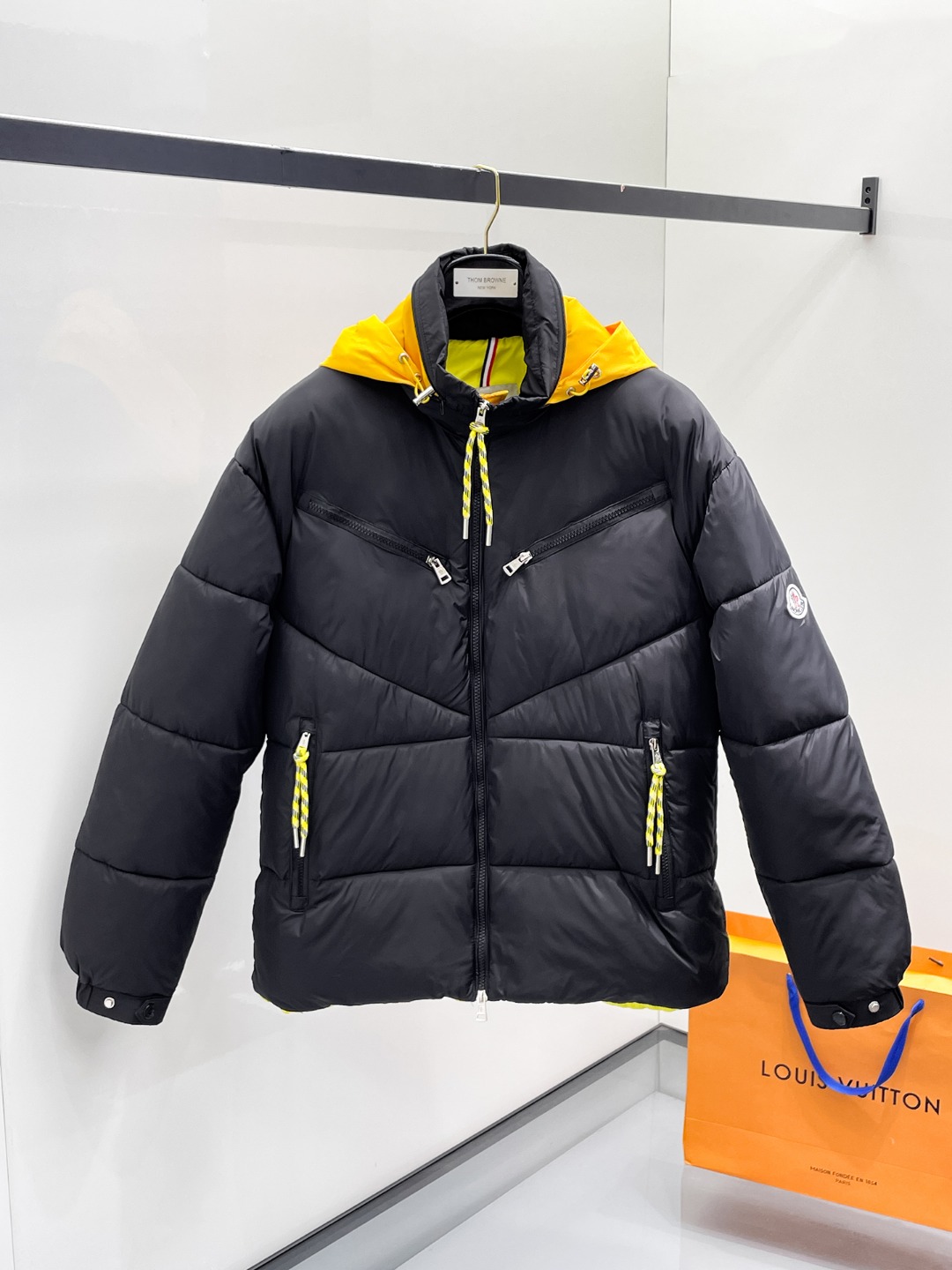 NO:614314,Mengkou, complete with three standards, 2025ss new winter down jacket, the new product in the show is in perfect condition, comfortable and warm, the color is full and attractive, the very outstanding design can easily enhance the fashion sense, the workmanship is extremely sophisticated and rigorous, and the wiring is neat and meticulous!  A masterpiece from a famous designer!  The upper body does not look bloated and is super handsome!  Available sizes M ~ XXXL,,Moncler,jackets & coats,down jacket,alexander wang19860909蒙口 三标齐全 2025ss冬季新款羽绒棉服外套,秀场新品品相非常完美,舒适保暖,色泽饱满诱人,非常出彩的设计,轻松将时髦感进阶,做工极为考究严谨,走线工整细致！大牌设计师巨作！上身不显臃肿、超级帅气！现货码数M ～ XXXL,,Moncler,jackets & coats,down jacket,alexander wang,Men's clothing