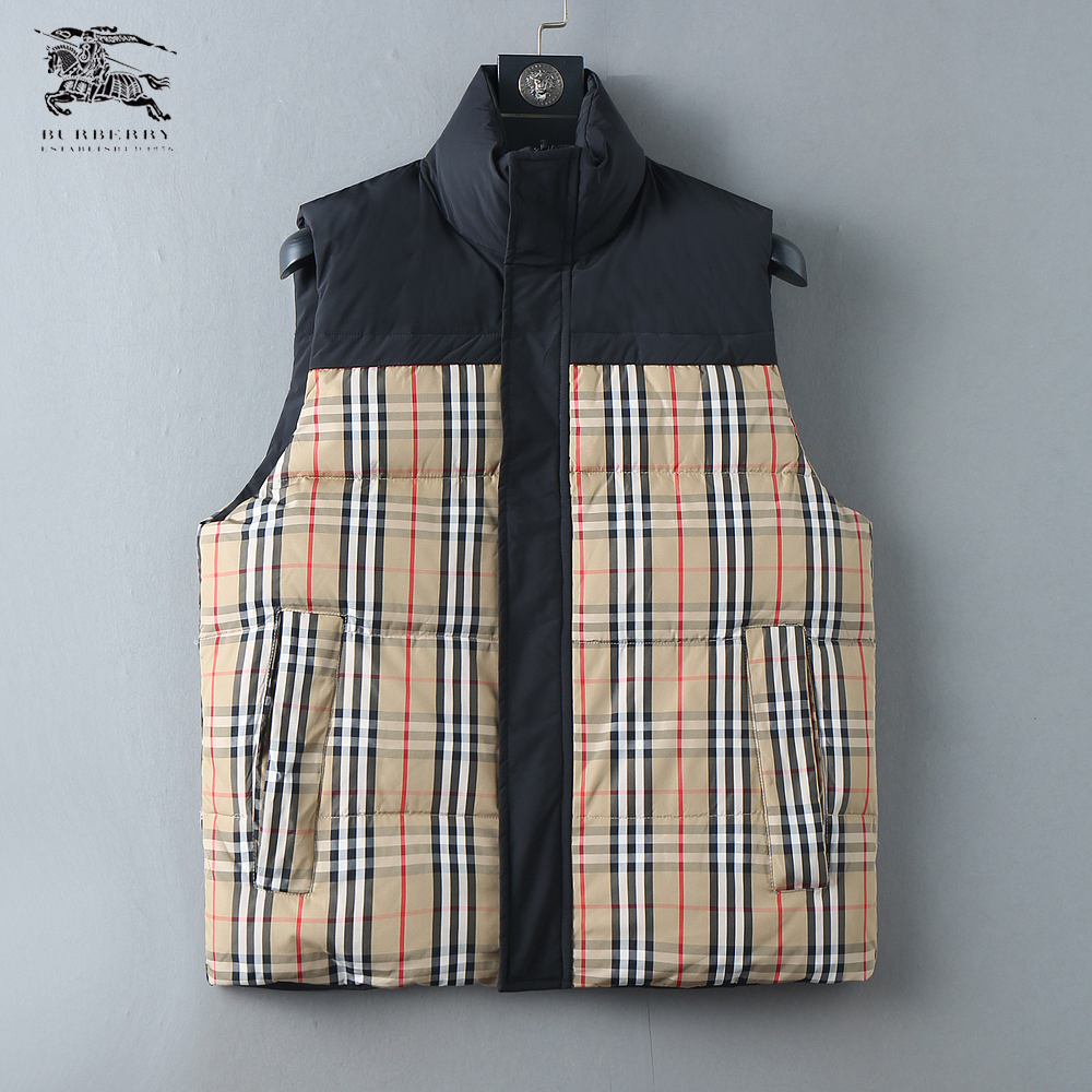 NO:647310,Burberry's new 2025 autumn and winter down vests, all 90 down. With the classic logo combination, it is full of visual impact at first sight. It has better thermal insulation performance, is light and not heavy, and has good fluff recovery after compression, and it can gather heat and lock in temperature!  Personalized color matching design, fresh and energetic!  There are too many versions circulating in the market. In addition to the different fabrics and workmanship, the biggest difference is that the filling is not goose down at all but feather silk or velvet, etc., and it is not easy to distinguish for those who don’t understand. In addition, the fabrics and workmanship are definitely not of the same level. In short, look for us and you will never go astray. All the exclusive full colors are purchased from genuine development. If you understand the quality of our down jackets, you can safely recommend it with your eyes closed. The three standards are complete!  Uniform series for men and women!  Size M-3XL. Can be worn up to 200 pounds, burberry, down jacket, alexander wang19860909巴宝莉 2025秋冬新款羽绒马甲,全部90绒的.带着经典的Logo组合搭配,第一眼看到就是满满的视觉冲击,保暖性能更出色,轻便不厚重,且压缩后的蓬松度恢复性好,聚热锁温！个性的拼色设计,清新有活力！市面流通的版本实在太多了,除了面料做工不同外,最大的区别就是填充物根本不是鹅绒而是羽丝或手感绒等等,而不懂的根本不容易区分.另外面料和做工也绝对不是一个级别,总之认准我们,让你绝对不跑偏,独家全色全部购入正版开发,懂我们家羽绒服质量的,完全可以放心闭眼推.三标齐全！男女同款系列！码数M-3XL.最大穿到200斤,,burberry,down jacket,alexander wang,Men's clothing