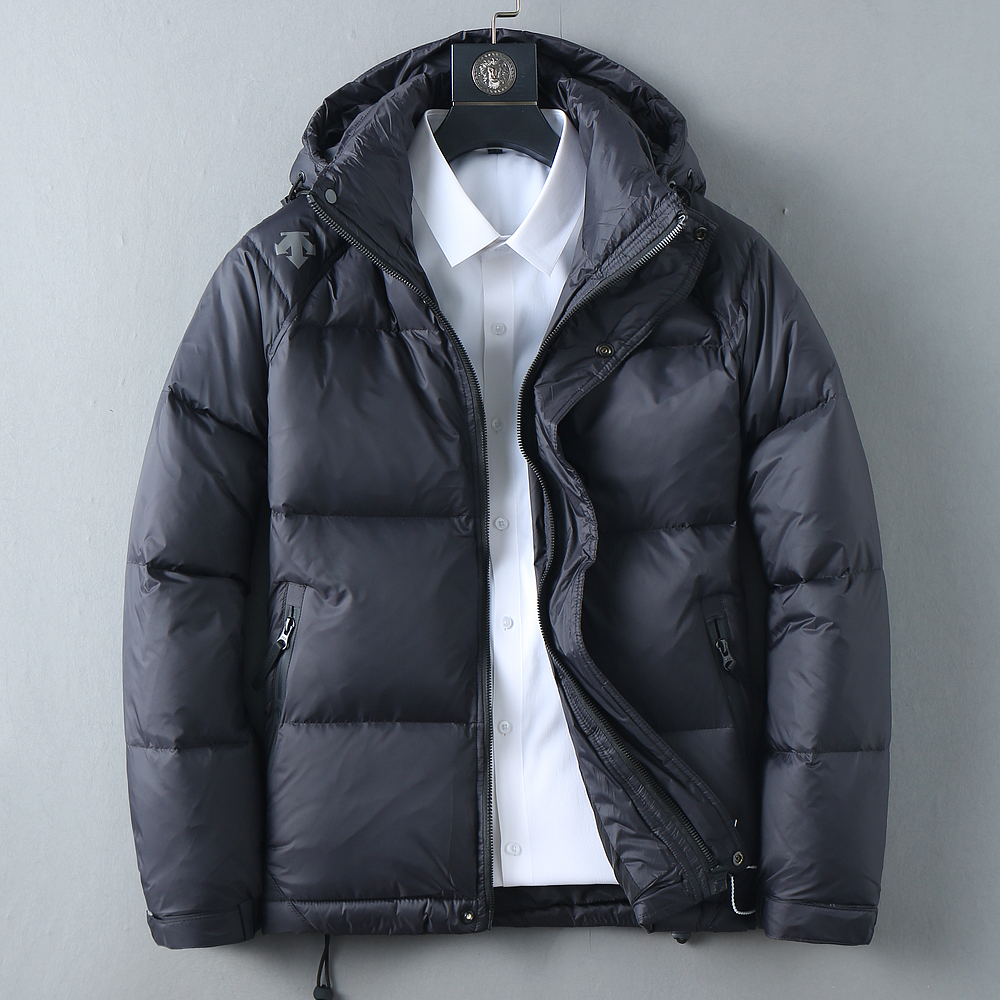 NO:647331,Descente's new 2025 autumn and winter down jacket. This is known as the most expensive down jacket in the world, all 90 down. With a classic logo combination, it is full of visual impact at first sight. It has better thermal insulation performance, is light and not heavy, and has good loft recovery after compression, and it can gather heat and lock in temperature!  Personalized color matching design, fresh and energetic!  There are too many versions circulating in the market. In addition to the different fabrics and workmanship, the biggest difference is that the filling is not goose down at all but feather silk or velvet, etc., and it is not easy to distinguish for those who don’t understand. In addition, the fabrics and workmanship are definitely not of the same level. In short, look for us and you will never go astray. All the exclusive full colors are purchased from genuine development. If you understand the quality of our down jackets, you can safely recommend it with your eyes closed. The three standards are complete!  Uniform series for men and women!  Size M-3XL. Can be worn up to 200 pounds,,down jacket,alexander wang19860909迪桑特 2025秋冬新款羽绒服.这款号称羽绒服届最贵的,全部90绒的.带着经典的Logo组合搭配,第一眼看到就是满满的视觉冲击,保暖性能更出色,轻便不厚重,且压缩后的蓬松度恢复性好,聚热锁温！个性的拼色设计,清新有活力！市面流通的版本实在太多了,除了面料做工不同外,最大的区别就是填充物根本不是鹅绒而是羽丝或手感绒等等,而不懂的根本不容易区分.另外面料和做工也绝对不是一个级别,总之认准我们,让你绝对不跑偏,独家全色全部购入正版开发,懂我们家羽绒服质量的,完全可以放心闭眼推.三标齐全！男女同款系列！码数M-3XL.最大穿到200斤,,down jacket,alexander wang,Men's clothing