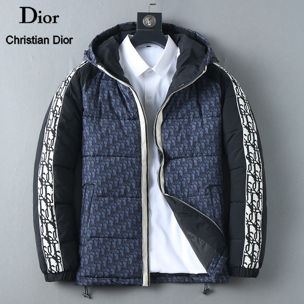 NO:647315,Dior's 2025ss new winter down jacket with complete three standards, the new product on the show is in perfect condition, comfortable and warm, the color is full and attractive, the design is very brilliant, it can easily enhance the fashion sense, the workmanship is extremely sophisticated and rigorous, and the wiring is neat and meticulous!  A masterpiece from a famous designer!  The upper body does not look bloated and is super handsome!  Available sizes M ~ XXXL,,dior,jackets & coats,down jacket,alexander wang19860909迪奥 三标齐全 2025ss冬季新款羽绒棉服外套,秀场新品品相非常完美,舒适保暖,色泽饱满诱人,非常出彩的设计,轻松将时髦感进阶,做工极为考究严谨,走线工整细致！大牌设计师巨作！上身不显臃肿、超级帅气！现货码数M ～ XXXL,,dior,jackets & coats,down jacket,alexander wang,Men's clothing