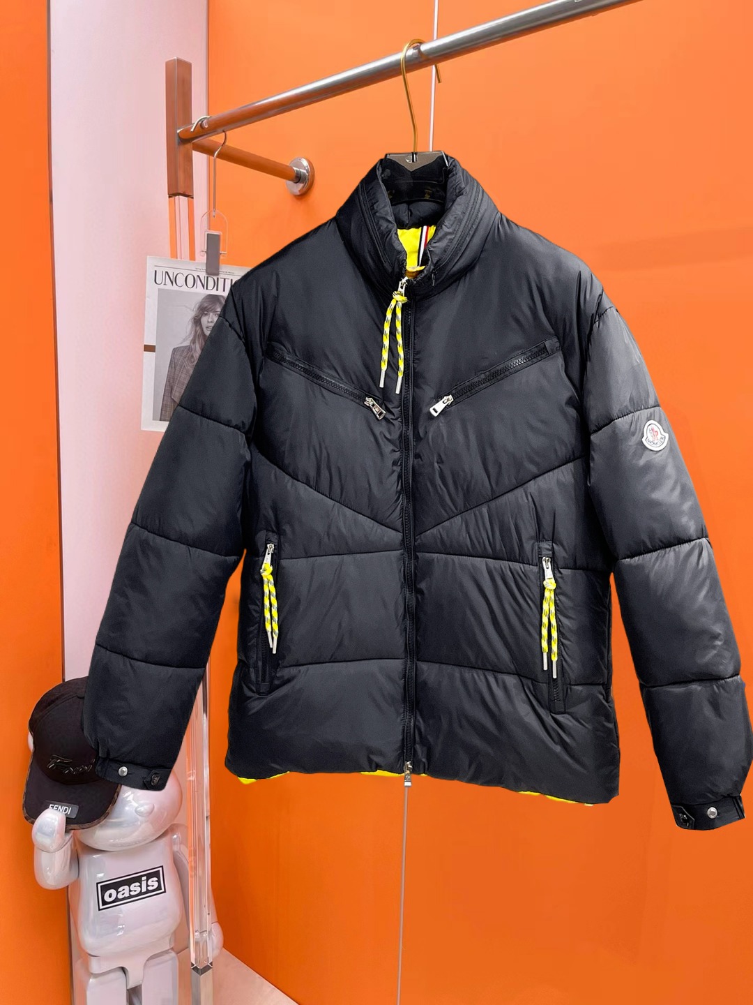 NO:647266,Mengkou 2025 autumn and winter new cotton clothing. This is known as the most expensive cotton clothing. It has a classic logo combination. It is full of visual impact at first sight. It has better thermal insulation performance, is light and not heavy, and has good fluff recovery after compression, and it can gather heat and lock in temperature!  Personalized color matching design, fresh and energetic!  There are too many versions circulating in the market. In addition to the different fabrics and workmanship, the biggest difference is that the filling is not goose down at all but feather silk or velvet, etc., and it is not easy to distinguish for those who don’t understand. In addition, the fabrics and workmanship are definitely not of the same level. In short, look for us and you will never go astray. All the exclusive full colors are purchased from genuine development. If you understand the quality of our down jackets, you can safely recommend it with your eyes closed. The three standards are complete!  Uniform series for men and women!  Size M-3XL. Can be worn up to 200 pounds, Moncler, down jacket, alexander wang19860909蒙口 2025秋冬新款棉服.这款号称棉服届最贵的,带着经典的Logo组合搭配,第一眼看到就是满满的视觉冲击,保暖性能更出色,轻便不厚重,且压缩后的蓬松度恢复性好,聚热锁温！个性的拼色设计,清新有活力！市面流通的版本实在太多了,除了面料做工不同外,最大的区别就是填充物根本不是鹅绒而是羽丝或手感绒等等,而不懂的根本不容易区分.另外面料和做工也绝对不是一个级别,总之认准我们,让你绝对不跑偏,独家全色全部购入正版开发,懂我们家羽绒服质量的,完全可以放心闭眼推.三标齐全！男女同款系列！码数M-3XL.最大穿到200斤,,Moncler,down jacket,alexander wang,Men's clothing