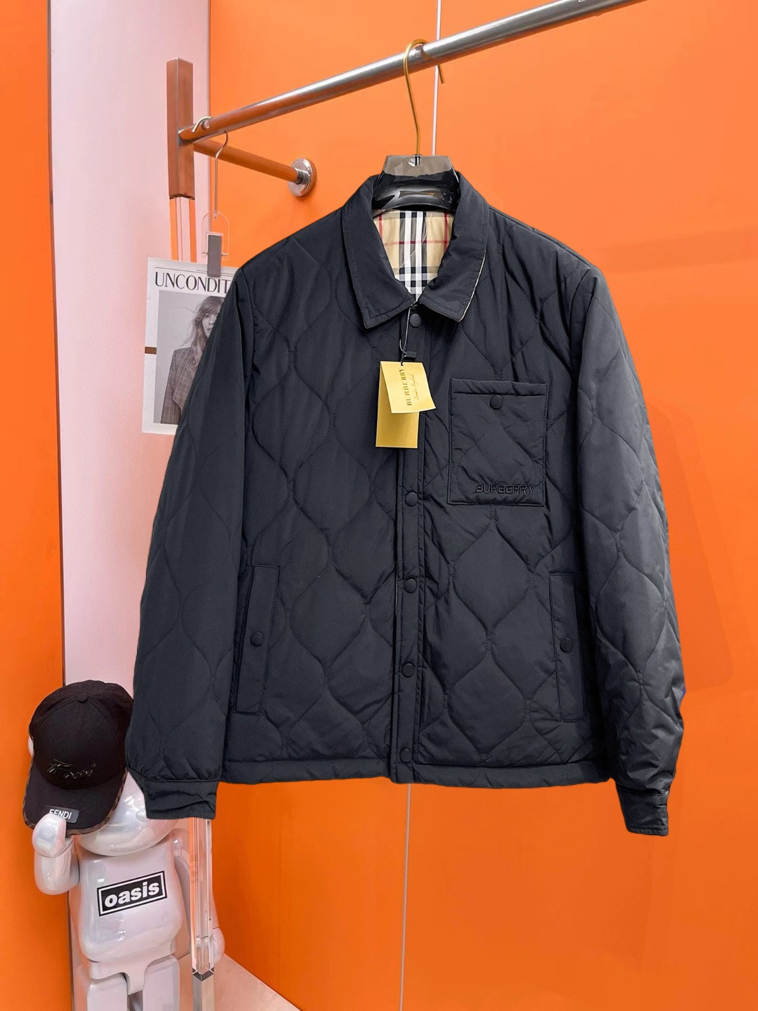 NO:647262,Burberry's 2025 autumn and winter new cotton clothing. This is known as the most expensive cotton clothing. It has a classic logo combination. It is full of visual impact at first sight. It has better thermal insulation performance, is light and not heavy, and has good bulk recovery after compression, and it can gather heat and lock in temperature!  Personalized color matching design, fresh and energetic!  There are too many versions circulating in the market. In addition to the different fabrics and workmanship, the biggest difference is that the filling is not goose down at all but feather silk or velvet, etc., and it is not easy to distinguish for those who don’t understand. In addition, the fabrics and workmanship are definitely not of the same level. In short, look for us and you will never go astray. All the exclusive full colors are purchased from genuine development. If you understand the quality of our down jackets, you can safely recommend it with your eyes closed. The three standards are complete!  Uniform series for men and women!  Size M-3XL. Can be worn up to 200 pounds, burberry, down jacket, alexander wang19860909巴宝莉 2025秋冬新款棉服.这款号称棉服届最贵的,带着经典的Logo组合搭配,第一眼看到就是满满的视觉冲击,保暖性能更出色,轻便不厚重,且压缩后的蓬松度恢复性好,聚热锁温！个性的拼色设计,清新有活力！市面流通的版本实在太多了,除了面料做工不同外,最大的区别就是填充物根本不是鹅绒而是羽丝或手感绒等等,而不懂的根本不容易区分.另外面料和做工也绝对不是一个级别,总之认准我们,让你绝对不跑偏,独家全色全部购入正版开发,懂我们家羽绒服质量的,完全可以放心闭眼推.三标齐全！男女同款系列！码数M-3XL.最大穿到200斤,,burberry,down jacket,alexander wang,Men's clothing