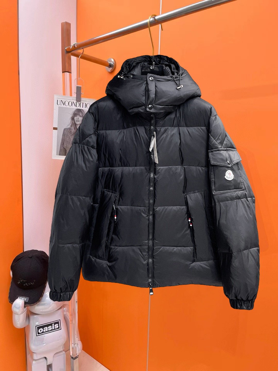 NO:647258,Mengkou's new 2025 autumn and winter down jacket. This is known as the most expensive down jacket in the world, all 90 down. With a classic logo combination, it is full of visual impact at first sight. It has better thermal insulation performance, is light and not heavy, and has good loft recovery after compression, and it can gather heat and lock in temperature!  Personalized color matching design, fresh and energetic!  There are too many versions circulating in the market. In addition to the different fabrics and workmanship, the biggest difference is that the filling is not goose down at all but feather silk or velvet, etc., and it is not easy to distinguish for those who don’t understand. In addition, the fabrics and workmanship are definitely not of the same level. In short, look for us and you will never go astray. All the exclusive full colors are purchased from genuine development. If you understand the quality of our down jackets, you can safely recommend it with your eyes closed. The three standards are complete!  Uniform series for men and women!  Size M-3XL. Can be worn up to 200 pounds, Moncler, down jacket, alexander wang19860909蒙口 2025秋冬新款羽绒服.这款号称羽绒服届最贵的,全部90绒的.带着经典的Logo组合搭配,第一眼看到就是满满的视觉冲击,保暖性能更出色,轻便不厚重,且压缩后的蓬松度恢复性好,聚热锁温！个性的拼色设计,清新有活力！市面流通的版本实在太多了,除了面料做工不同外,最大的区别就是填充物根本不是鹅绒而是羽丝或手感绒等等,而不懂的根本不容易区分.另外面料和做工也绝对不是一个级别,总之认准我们,让你绝对不跑偏,独家全色全部购入正版开发,懂我们家羽绒服质量的,完全可以放心闭眼推.三标齐全！男女同款系列！码数M-3XL.最大穿到200斤,,Moncler,down jacket,alexander wang,Men's clothing