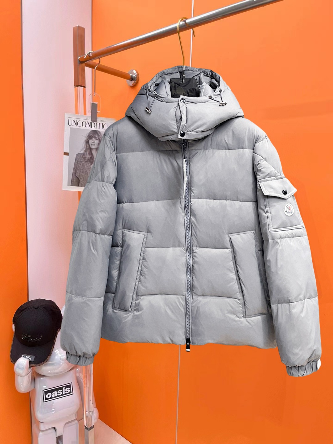 NO:647248,Mengkou's new 2025 autumn and winter down jacket. This is known as the most expensive down jacket in the world, all 90 down. With a classic logo combination, it is full of visual impact at first sight. It has better thermal insulation performance, is light and not heavy, and has good loft recovery after compression, and it can gather heat and lock in temperature!  Personalized color matching design, fresh and energetic!  There are too many versions circulating in the market. In addition to the different fabrics and workmanship, the biggest difference is that the filling is not goose down at all but feather silk or velvet, etc., and it is not easy to distinguish for those who don’t understand. In addition, the fabrics and workmanship are definitely not of the same level. In short, look for us and you will never go astray. All the exclusive full colors are purchased from genuine development. If you understand the quality of our down jackets, you can safely recommend it with your eyes closed. The three standards are complete!  Uniform series for men and women!  Size M-3XL. Can be worn up to 200 pounds, Moncler, down jacket, alexander wang19860909蒙口 2025秋冬新款羽绒服.这款号称羽绒服届最贵的,全部90绒的.带着经典的Logo组合搭配,第一眼看到就是满满的视觉冲击,保暖性能更出色,轻便不厚重,且压缩后的蓬松度恢复性好,聚热锁温！个性的拼色设计,清新有活力！市面流通的版本实在太多了,除了面料做工不同外,最大的区别就是填充物根本不是鹅绒而是羽丝或手感绒等等,而不懂的根本不容易区分.另外面料和做工也绝对不是一个级别,总之认准我们,让你绝对不跑偏,独家全色全部购入正版开发,懂我们家羽绒服质量的,完全可以放心闭眼推.三标齐全！男女同款系列！码数M-3XL.最大穿到200斤,,Moncler,down jacket,alexander wang,Men's clothing