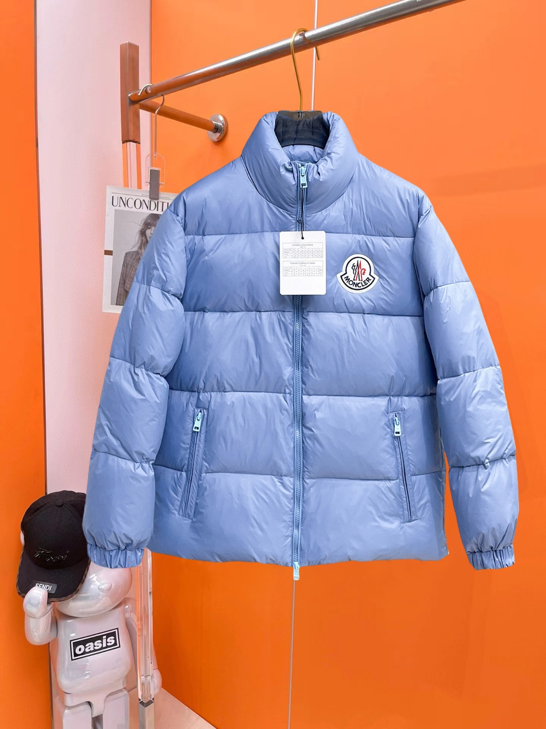 NO:647223,Mengkou's new 2025 autumn and winter down jacket. This is known as the most expensive down jacket in the world, all 90 down. With a classic logo combination, it is full of visual impact at first sight. It has better thermal insulation performance, is light and not heavy, and has good loft recovery after compression, and it can gather heat and lock in temperature!  Personalized color matching design, fresh and energetic!  There are too many versions circulating in the market. In addition to the different fabrics and workmanship, the biggest difference is that the filling is not goose down at all but feather silk or velvet, etc., and it is not easy to distinguish for those who don’t understand. In addition, the fabrics and workmanship are definitely not of the same level. In short, look for us and you will never go astray. All the exclusive full colors are purchased from genuine development. If you understand the quality of our down jackets, you can safely recommend it with your eyes closed. The three standards are complete!  Uniform series for men and women!  Size M-3XL. Can be worn up to 200 pounds, Moncler, down jacket, alexander wang19860909蒙口 2025秋冬新款羽绒服.这款号称羽绒服届最贵的,全部90绒的.带着经典的Logo组合搭配,第一眼看到就是满满的视觉冲击,保暖性能更出色,轻便不厚重,且压缩后的蓬松度恢复性好,聚热锁温！个性的拼色设计,清新有活力！市面流通的版本实在太多了,除了面料做工不同外,最大的区别就是填充物根本不是鹅绒而是羽丝或手感绒等等,而不懂的根本不容易区分.另外面料和做工也绝对不是一个级别,总之认准我们,让你绝对不跑偏,独家全色全部购入正版开发,懂我们家羽绒服质量的,完全可以放心闭眼推.三标齐全！男女同款系列！码数M-3XL.最大穿到200斤,,Moncler,down jacket,alexander wang,Men's clothing