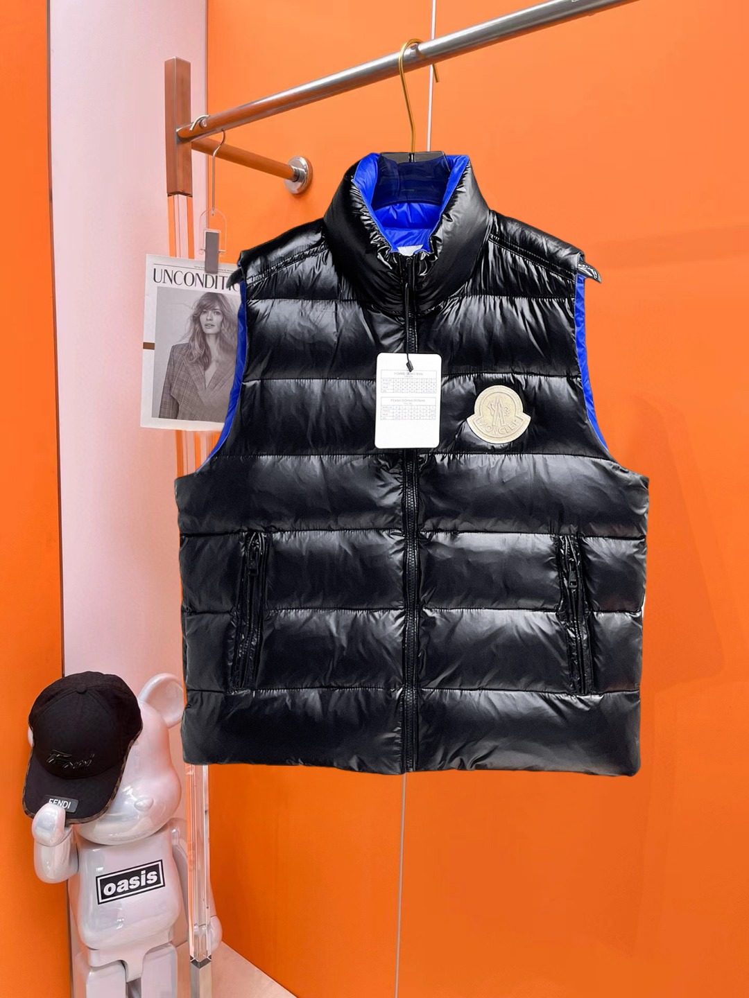 NO:647217,Men's Men's Down Vest, 2025 autumn and winter new model, an essential item in late autumn and early winter, 90% white duck down inside, imported jacquard fabric, first-class feel!  The lining is full of velvet, has high fluffiness, and has excellent warmth retention properties!  Color Black Size M-3XL,,Moncler,down jacket,alexander wang19860909蒙口 男士羽绒马甲,2025秋冬新款,秋末初冬季节必不可少的单品,内里90白鸭绒,客供进口提花面料,手感一流！内里充绒饱满蓬松度高,保暖性能超赞！ 颜色黑色 码数M-3XL,,Moncler,down jacket,alexander wang,Men's clothing