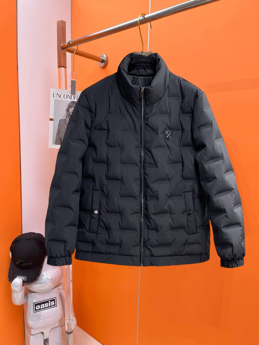 NO:647229,Ermenegildo Zegna's new 2025 autumn and winter down jacket. This is known as the most expensive down jacket in the world, with 90 down in total. With a classic logo combination, it is full of visual impact at first sight. It has better thermal insulation performance, is light and not heavy, and has good loft recovery after compression, and it can gather heat and lock in temperature!  Personalized color matching design, fresh and energetic!  There are too many versions circulating in the market. In addition to the different fabrics and workmanship, the biggest difference is that the filling is not goose down at all but feather silk or velvet, etc., and it is not easy to distinguish for those who don’t understand. In addition, the fabrics and workmanship are definitely not of the same level. In short, look for us and you will never go astray. All the exclusive full colors are purchased from genuine development. If you understand the quality of our down jackets, you can safely recommend it with your eyes closed. The three standards are complete!  Uniform series for men and women!  Size M-3XL. Can be worn up to 200 pounds,,zegna,down jacket,alexander wang19860909杰尼亚 2025秋冬新款羽绒服.这款号称羽绒服届最贵的,全部90绒的.带着经典的Logo组合搭配,第一眼看到就是满满的视觉冲击,保暖性能更出色,轻便不厚重,且压缩后的蓬松度恢复性好,聚热锁温！个性的拼色设计,清新有活力！市面流通的版本实在太多了,除了面料做工不同外,最大的区别就是填充物根本不是鹅绒而是羽丝或手感绒等等,而不懂的根本不容易区分.另外面料和做工也绝对不是一个级别,总之认准我们,让你绝对不跑偏,独家全色全部购入正版开发,懂我们家羽绒服质量的,完全可以放心闭眼推.三标齐全！男女同款系列！码数M-3XL.最大穿到200斤,,zegna,down jacket,alexander wang,Men's clothing