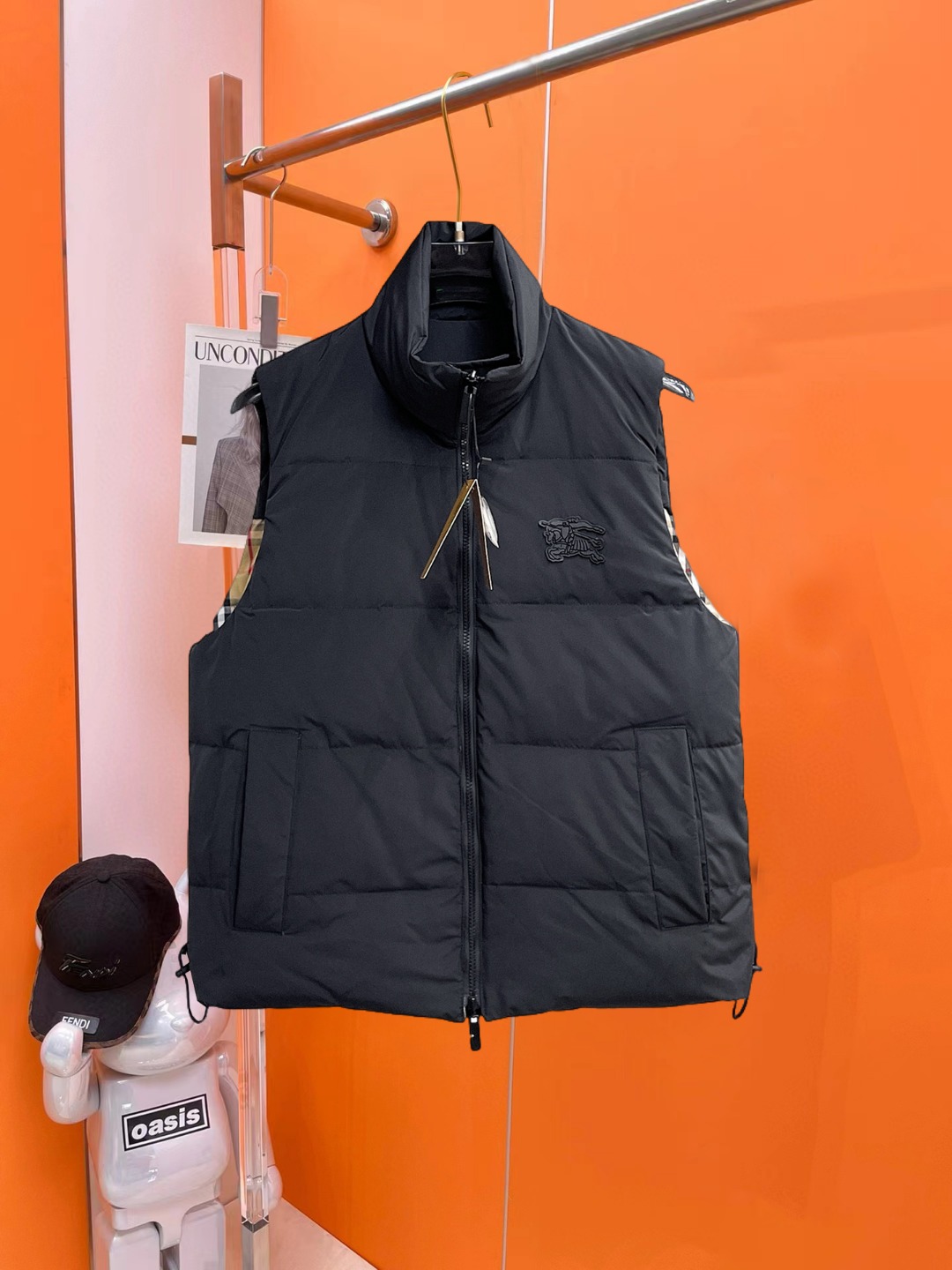 NO:647254,Burberry men's down vest, 2025 autumn and winter new style, an essential item in late autumn and early winter, 90% white duck down inside, imported jacquard fabric, first-class feel!  The lining is full of velvet, has high fluffiness, and has excellent warmth retention properties!  Color Black Size M-3XL,,burberry,down jacket,alexander wang19860909巴宝莉 男士羽绒马甲,2025秋冬新款,秋末初冬季节必不可少的单品,内里90白鸭绒,客供进口提花面料,手感一流！内里充绒饱满蓬松度高,保暖性能超赞！ 颜色黑色 码数M-3XL,,burberry,down jacket,alexander wang,Men's clothing