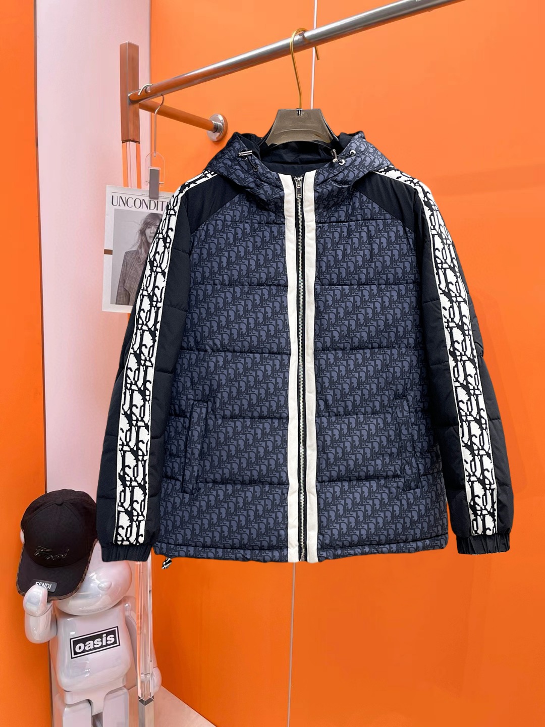 NO:647243,Dior's 2025 autumn and winter new cotton clothing. This is known as the most expensive cotton clothing. It has a classic logo combination. It is full of visual impact at first sight. It has better thermal insulation performance, is light and not heavy, and has good fluff recovery after compression, and it can gather heat and lock in temperature!  Personalized color matching design, fresh and energetic!  There are too many versions circulating in the market. In addition to the different fabrics and workmanship, the biggest difference is that the filling is not goose down at all but feather silk or velvet, etc., and it is not easy to distinguish for those who don’t understand. In addition, the fabrics and workmanship are definitely not of the same level. In short, look for us and you will never go astray. All the exclusive full colors are purchased from genuine development. If you understand the quality of our down jackets, you can safely recommend it with your eyes closed. The three standards are complete!  Uniform series for men and women!  Size M-3XL. Can be worn up to 200 pounds, dior, down jacket, alexander wang19860909迪奥 2025秋冬新款棉服.这款号称棉服届最贵的,带着经典的Logo组合搭配,第一眼看到就是满满的视觉冲击,保暖性能更出色,轻便不厚重,且压缩后的蓬松度恢复性好,聚热锁温！个性的拼色设计,清新有活力！市面流通的版本实在太多了,除了面料做工不同外,最大的区别就是填充物根本不是鹅绒而是羽丝或手感绒等等,而不懂的根本不容易区分.另外面料和做工也绝对不是一个级别,总之认准我们,让你绝对不跑偏,独家全色全部购入正版开发,懂我们家羽绒服质量的,完全可以放心闭眼推.三标齐全！男女同款系列！码数M-3XL.最大穿到200斤,,dior,down jacket,alexander wang,Men's clothing