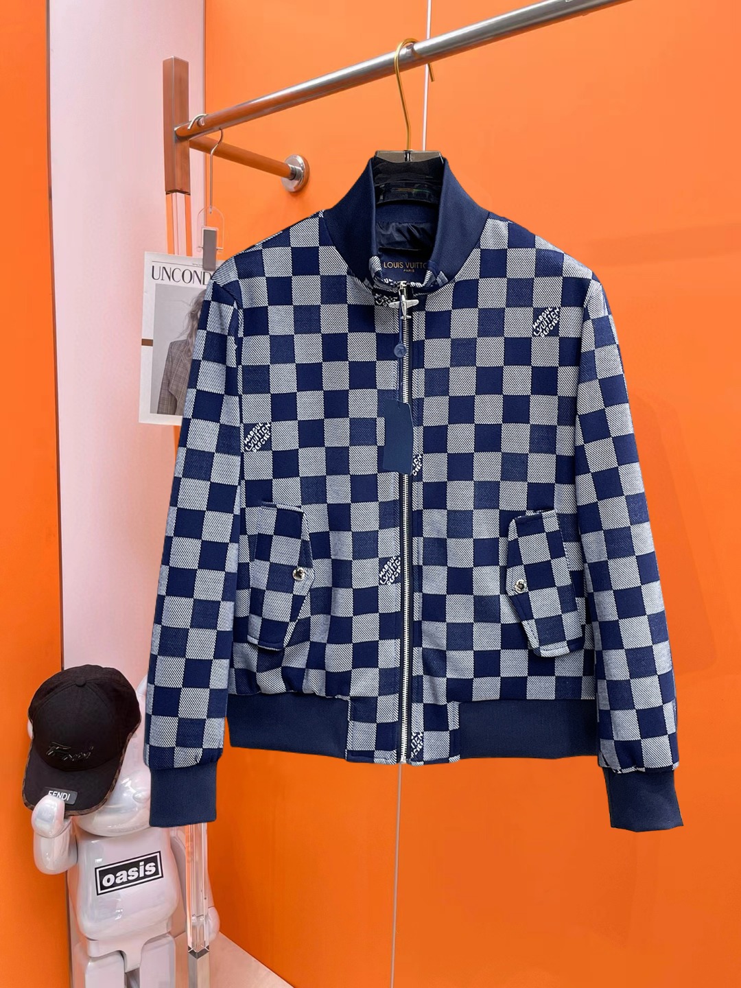 NO:647214,LV 2025 new autumn jacket, the new product on the show is in perfect condition, comfortable and warm, complete with three labels, full and attractive colors, very outstanding design, easily upgrades the fashion sense, extremely sophisticated and rigorous workmanship, neat and meticulous wiring!  A masterpiece from a famous designer!  The upper body does not look bloated and is super handsome!  Available sizes M ~ XXXL,,louis vuitton,jackets & coats,jackets & coats,alexander wang19860909LV 2025秋季新款夹克外套,秀场新品品相非常完美,舒适保暖,三标齐全色泽饱满诱人,非常出彩的设计,轻松将时髦感进阶,做工极为考究严谨,走线工整细致！大牌设计师巨作！上身不显臃肿、超级帅气！现货码数M ～ XXXL,,louis vuitton,jackets & coats,jackets & coats,alexander wang,Men's clothing