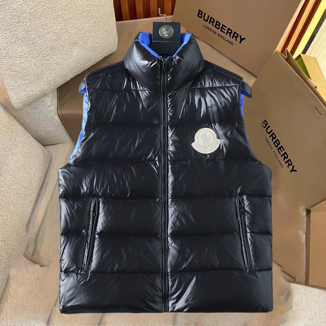 NO:731133,Support replacement after the year!  Mengkou's 2025 autumn and winter new down vest, all 90 down. With the classic logo combination, it is full of visual impact at first sight. It has better thermal insulation performance, is light and not heavy, and has good fluff recovery after compression, and it can gather heat and lock in temperature!  Personalized color matching design, fresh and energetic!  There are too many versions circulating in the market. In addition to the different fabrics and workmanship, the biggest difference is that the filling is not goose down at all but feather silk or velvet, etc., and it is not easy to distinguish for those who don’t understand. In addition, the fabrics and workmanship are definitely not of the same level. In short, look for us and you will never go astray. All the exclusive full colors are purchased from genuine development. If you understand the quality of our down jackets, you can safely recommend it with your eyes closed. The three standards are complete!  Uniform series for men and women!  Size M-3XL. Maximum wear weight is 200 pounds, Moncler, down jacket,19860909支持年后退换！ 蒙口 2025秋冬新款羽绒马甲,全部90绒的.带着经典的Logo组合搭配,第一眼看到就是满满的视觉冲击,保暖性能更出色,轻便不厚重,且压缩后的蓬松度恢复性好,聚热锁温！个性的拼色设计,清新有活力！市面流通的版本实在太多了,除了面料做工不同外,最大的区别就是填充物根本不是鹅绒而是羽丝或手感绒等等,而不懂的根本不容易区分.另外面料和做工也绝对不是一个级别,总之认准我们,让你绝对不跑偏,独家全色全部购入正版开发,懂我们家羽绒服质量的,完全可以放心闭眼推.三标齐全！男女同款系列！码数M-3XL.最大穿到200斤,,Moncler,down jacket,,Men's clothing