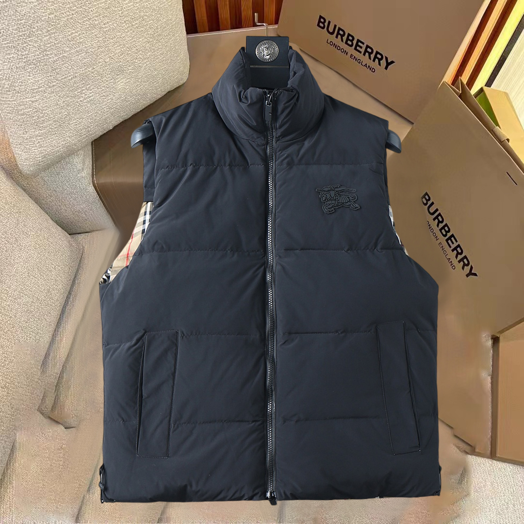NO:731138,Support replacement after the year!  Burberry's new 2025 autumn and winter down vests, all 90 down. With the classic logo combination, it is full of visual impact at first sight. It has better thermal insulation performance, is light and not heavy, and has good fluff recovery after compression, and it can gather heat and lock in temperature!  Personalized color matching design, fresh and energetic!  There are too many versions circulating in the market. In addition to the different fabrics and workmanship, the biggest difference is that the filling is not goose down at all but feather silk or velvet, etc., and it is not easy to distinguish for those who don’t understand. In addition, the fabrics and workmanship are definitely not of the same level. In short, look for us and you will never go astray. All the exclusive full colors are purchased from genuine development. If you understand the quality of our down jackets, you can safely recommend it with your eyes closed. The three standards are complete!  Uniform series for men and women!  Size M-3XL. Can be worn up to 200 pounds, burberry, down jacket,19860909支持年后退换！ 巴宝莉 2025秋冬新款羽绒马甲,全部90绒的.带着经典的Logo组合搭配,第一眼看到就是满满的视觉冲击,保暖性能更出色,轻便不厚重,且压缩后的蓬松度恢复性好,聚热锁温！个性的拼色设计,清新有活力！市面流通的版本实在太多了,除了面料做工不同外,最大的区别就是填充物根本不是鹅绒而是羽丝或手感绒等等,而不懂的根本不容易区分.另外面料和做工也绝对不是一个级别,总之认准我们,让你绝对不跑偏,独家全色全部购入正版开发,懂我们家羽绒服质量的,完全可以放心闭眼推.三标齐全！男女同款系列！码数M-3XL.最大穿到200斤,,burberry,down jacket,,Men's clothing