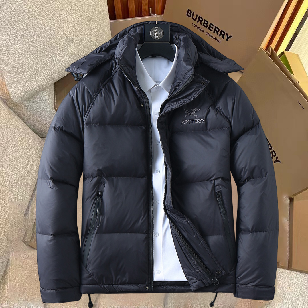 NO:731148,Support replacement after the year!  Arc'teryx's new 2025 autumn and winter down jacket. This is known as the most expensive down jacket in the world, all 90 down. With a classic logo combination, it is full of visual impact at first sight. It has better thermal insulation performance, is light and not heavy, and has good loft recovery after compression, and it can gather heat and lock in temperature!  Personalized color matching design, fresh and energetic!  There are too many versions circulating in the market. In addition to the different fabrics and workmanship, the biggest difference is that the filling is not goose down at all but feather silk or velvet, etc., and it is not easy to distinguish for those who don’t understand. In addition, the fabrics and workmanship are definitely not of the same level. In short, look for us and you will never go astray. All the exclusive full colors are purchased from genuine development. If you understand the quality of our down jackets, you can safely recommend it with your eyes closed. The three standards are complete!  Uniform series for men and women!  Size M-3XL. Wear up to 200 pounds, arc'teryx, down jacket,19860909支持年后退换！ 始祖鸟 2025秋冬新款羽绒服.这款号称羽绒服届最贵的,全部90绒的.带着经典的Logo组合搭配,第一眼看到就是满满的视觉冲击,保暖性能更出色,轻便不厚重,且压缩后的蓬松度恢复性好,聚热锁温！个性的拼色设计,清新有活力！市面流通的版本实在太多了,除了面料做工不同外,最大的区别就是填充物根本不是鹅绒而是羽丝或手感绒等等,而不懂的根本不容易区分.另外面料和做工也绝对不是一个级别,总之认准我们,让你绝对不跑偏,独家全色全部购入正版开发,懂我们家羽绒服质量的,完全可以放心闭眼推.三标齐全！男女同款系列！码数M-3XL.最大穿到200斤,arc'teryx,down jacket,,Men's clothing