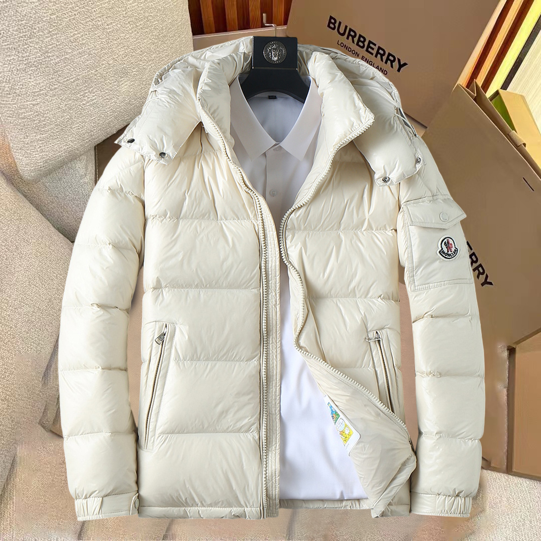 NO:731178,Support replacement after the year!  Mengkou's new 2025 autumn and winter down jacket. This is known as the most expensive down jacket in the world, all 90 down. With a classic logo combination, it is full of visual impact at first sight. It has better thermal insulation performance, is light and not heavy, and has good loft recovery after compression, and it can gather heat and lock in temperature!  Personalized color matching design, fresh and energetic!  There are too many versions circulating in the market. In addition to the different fabrics and workmanship, the biggest difference is that the filling is not goose down at all but feather silk or velvet, etc., and it is not easy to distinguish for those who don’t understand. In addition, the fabrics and workmanship are definitely not of the same level. In short, look for us and you will never go astray. All the exclusive full colors are purchased from genuine development. If you understand the quality of our down jackets, you can safely recommend it with your eyes closed. The three standards are complete!  Uniform series for men and women!  Size M-3XL. Maximum wear weight is 200 pounds, Moncler, down jacket,19860909支持年后退换！ 蒙口 2025秋冬新款羽绒服.这款号称羽绒服届最贵的,全部90绒的.带着经典的Logo组合搭配,第一眼看到就是满满的视觉冲击,保暖性能更出色,轻便不厚重,且压缩后的蓬松度恢复性好,聚热锁温！个性的拼色设计,清新有活力！市面流通的版本实在太多了,除了面料做工不同外,最大的区别就是填充物根本不是鹅绒而是羽丝或手感绒等等,而不懂的根本不容易区分.另外面料和做工也绝对不是一个级别,总之认准我们,让你绝对不跑偏,独家全色全部购入正版开发,懂我们家羽绒服质量的,完全可以放心闭眼推.三标齐全！男女同款系列！码数M-3XL.最大穿到200斤,,Moncler,down jacket,,Men's clothing