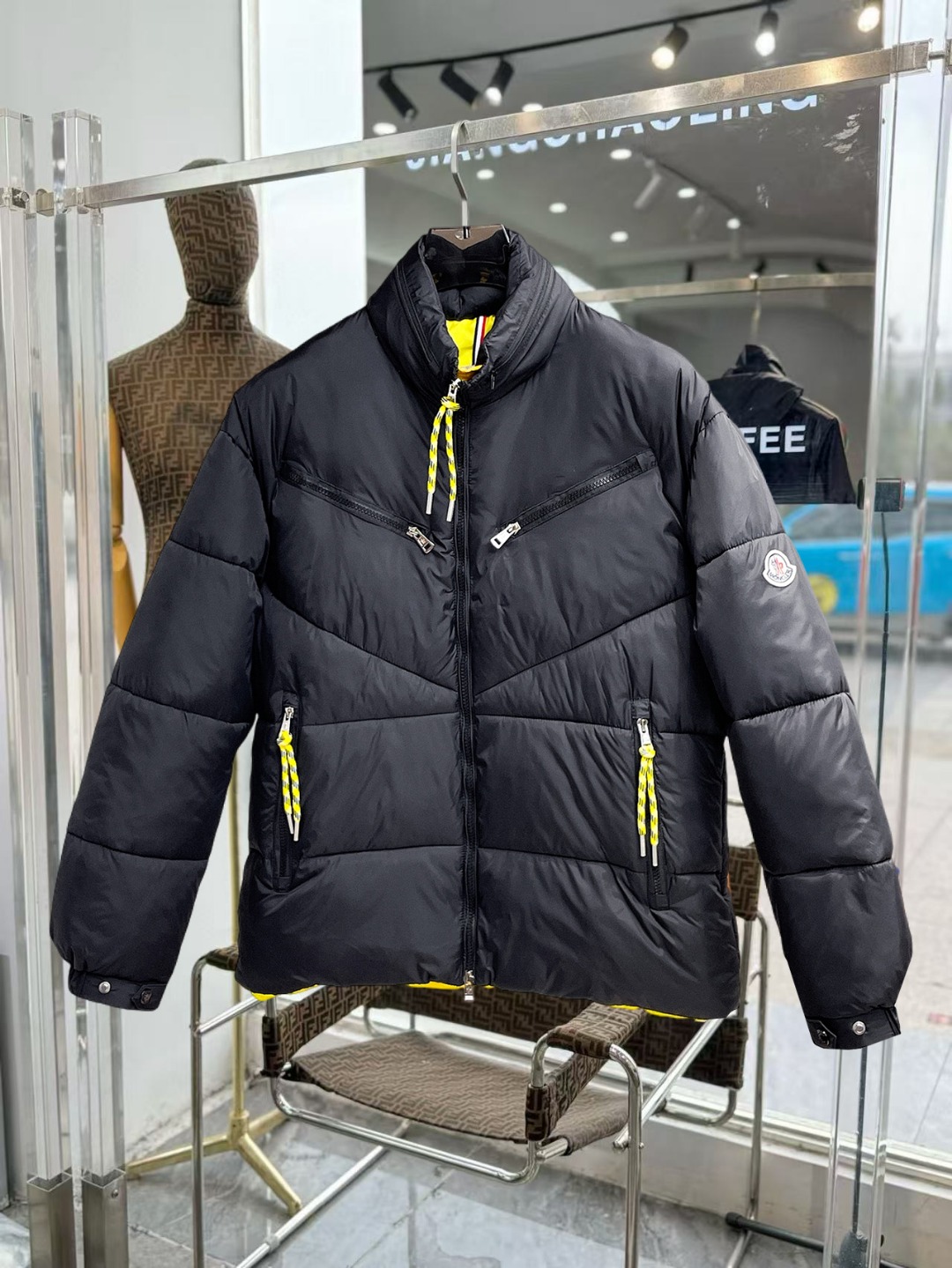 NO:649806,Mengkou 2025 autumn and winter new cotton clothing. This is known as the most expensive cotton clothing, all 90 velvet. With the classic logo combination, it is full of visual impact at first sight. It has better thermal insulation performance, is light and not heavy, and has good fluff recovery after compression, and it can gather heat and lock in temperature!  Personalized color matching design, fresh and energetic!  There are too many versions circulating in the market. In addition to the different fabrics and workmanship, the biggest difference is that the filling is not goose down at all but feather silk or velvet, etc., and it is not easy to distinguish for those who don’t understand. In addition, the fabrics and workmanship are definitely not of the same level. In short, look for us and you will never go astray. All the exclusive full colors are purchased from genuine development. If you understand the quality of our down jackets, you can safely recommend it with your eyes closed. The three standards are complete!  Uniform series for men and women!  Size M-3XL. Can be worn up to 200 pounds, Moncler, down jacket, alexander wang19860909蒙口 2025秋冬新款棉服.这款号称棉服届最贵的,全部90绒的.带着经典的Logo组合搭配,第一眼看到就是满满的视觉冲击,保暖性能更出色,轻便不厚重,且压缩后的蓬松度恢复性好,聚热锁温！个性的拼色设计,清新有活力！市面流通的版本实在太多了,除了面料做工不同外,最大的区别就是填充物根本不是鹅绒而是羽丝或手感绒等等,而不懂的根本不容易区分.另外面料和做工也绝对不是一个级别,总之认准我们,让你绝对不跑偏,独家全色全部购入正版开发,懂我们家羽绒服质量的,完全可以放心闭眼推.三标齐全！男女同款系列！码数M-3XL.最大穿到200斤,,Moncler,down jacket,alexander wang,Men's clothing