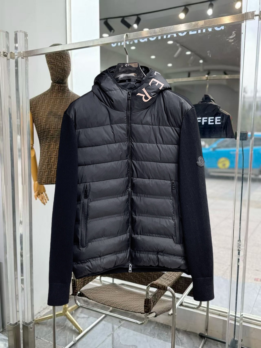 NO:649813,Mengkou's new 2025 autumn and winter down jacket. This is known as the most expensive down jacket in the world, all 90 down. With a classic logo combination, it is full of visual impact at first sight. It has better thermal insulation performance, is light and not heavy, and has good loft recovery after compression, and it can gather heat and lock in temperature!  Personalized color matching design, fresh and energetic!  There are too many versions circulating in the market. In addition to the different fabrics and workmanship, the biggest difference is that the filling is not goose down at all but feather silk or velvet, etc., and it is not easy to distinguish for those who don’t understand. In addition, the fabrics and workmanship are definitely not of the same level. In short, look for us and you will never go astray. All the exclusive full colors are purchased from genuine development. If you understand the quality of our down jackets, you can safely recommend it with your eyes closed. The three standards are complete!  Uniform series for men and women!  Size M-3XL. Can be worn up to 200 pounds, Moncler, down jacket, alexander wang19860909蒙口 2025秋冬新款羽绒服.这款号称羽绒服届最贵的,全部90绒的.带着经典的Logo组合搭配,第一眼看到就是满满的视觉冲击,保暖性能更出色,轻便不厚重,且压缩后的蓬松度恢复性好,聚热锁温！个性的拼色设计,清新有活力！市面流通的版本实在太多了,除了面料做工不同外,最大的区别就是填充物根本不是鹅绒而是羽丝或手感绒等等,而不懂的根本不容易区分.另外面料和做工也绝对不是一个级别,总之认准我们,让你绝对不跑偏,独家全色全部购入正版开发,懂我们家羽绒服质量的,完全可以放心闭眼推.三标齐全！男女同款系列！码数M-3XL.最大穿到200斤,,Moncler,down jacket,alexander wang,Men's clothing