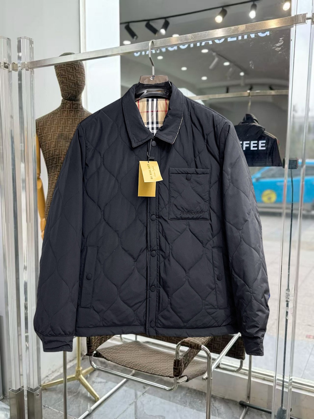 NO:649797,Burberry's 2025 autumn and winter new cotton clothing. This is known as the most expensive cotton clothing, all 90 velvet. With a classic logo combination, it is full of visual impact at first sight. It has better thermal insulation performance, is light and not heavy, and has good fluff recovery after compression, and it can gather heat and lock in temperature!  Personalized color matching design, fresh and energetic!  There are too many versions circulating in the market. In addition to the different fabrics and workmanship, the biggest difference is that the filling is not goose down at all but feather silk or velvet, etc., and it is not easy to distinguish for those who don’t understand. In addition, the fabrics and workmanship are definitely not of the same level. In short, look for us and you will never go astray. All the exclusive full colors are purchased from genuine development. If you understand the quality of our down jackets, you can safely recommend it with your eyes closed. The three standards are complete!  Uniform series for men and women!  Size M-3XL. Can be worn up to 200 pounds, burberry, down jacket, alexander wang19860909巴宝莉 2025秋冬新款棉服.这款号称棉服届最贵的,全部90绒的.带着经典的Logo组合搭配,第一眼看到就是满满的视觉冲击,保暖性能更出色,轻便不厚重,且压缩后的蓬松度恢复性好,聚热锁温！个性的拼色设计,清新有活力！市面流通的版本实在太多了,除了面料做工不同外,最大的区别就是填充物根本不是鹅绒而是羽丝或手感绒等等,而不懂的根本不容易区分.另外面料和做工也绝对不是一个级别,总之认准我们,让你绝对不跑偏,独家全色全部购入正版开发,懂我们家羽绒服质量的,完全可以放心闭眼推.三标齐全！男女同款系列！码数M-3XL.最大穿到200斤,,burberry,down jacket,alexander wang,Men's clothing