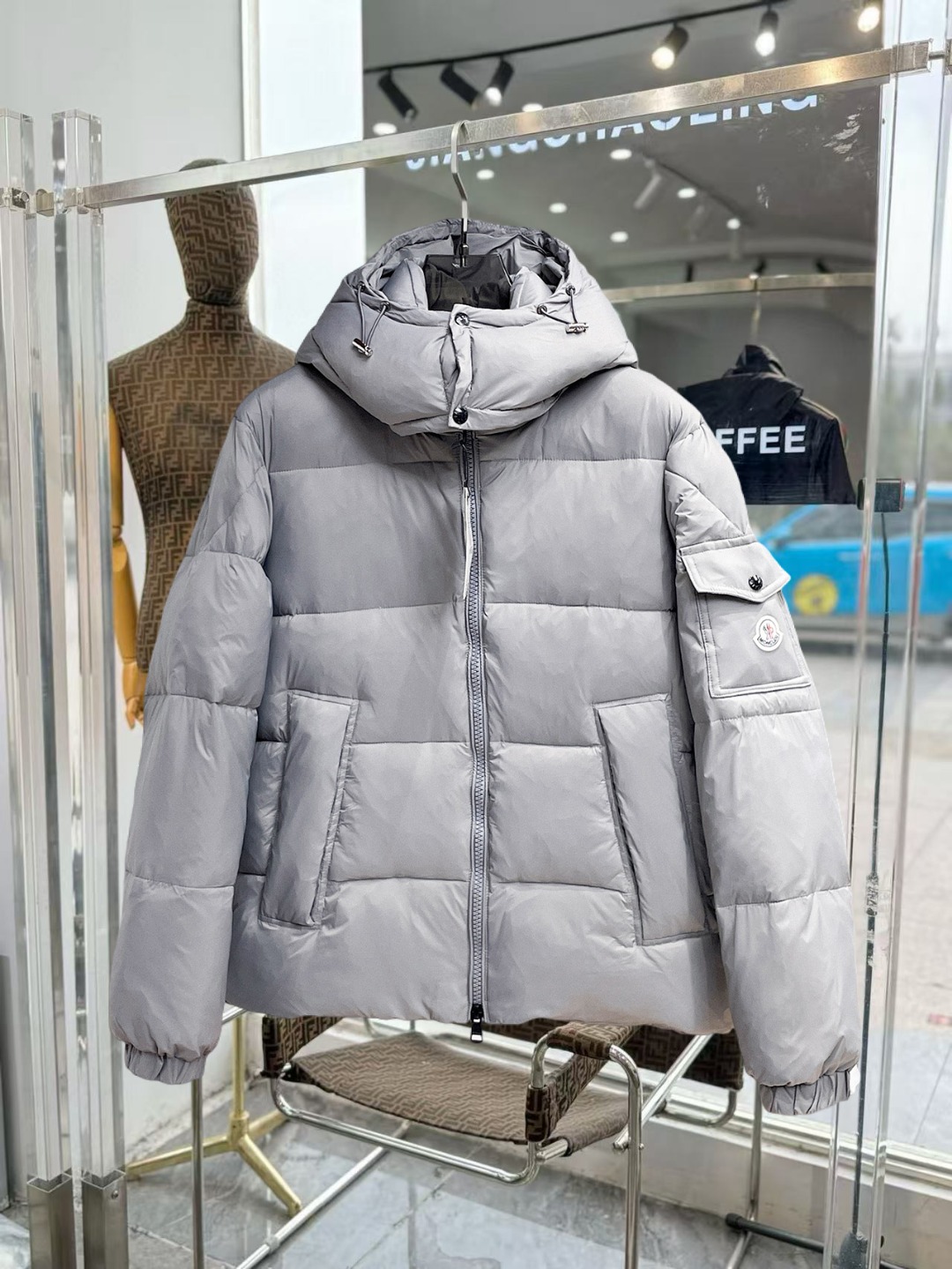NO:649779,Mengkou's new 2025 autumn and winter down jacket. This is known as the most expensive down jacket in the world, all 90 down. With a classic logo combination, it is full of visual impact at first sight. It has better thermal insulation performance, is light and not heavy, and has good loft recovery after compression, and it can gather heat and lock in temperature!  Personalized color matching design, fresh and energetic!  There are too many versions circulating in the market. In addition to the different fabrics and workmanship, the biggest difference is that the filling is not goose down at all but feather silk or velvet, etc., and it is not easy to distinguish for those who don’t understand. In addition, the fabrics and workmanship are definitely not of the same level. In short, look for us and you will never go astray. All the exclusive full colors are purchased from genuine development. If you understand the quality of our down jackets, you can safely recommend it with your eyes closed. The three standards are complete!  Uniform series for men and women!  Size M-3XL. Can be worn up to 200 pounds, Moncler, down jacket, alexander wang19860909蒙口 2025秋冬新款羽绒服.这款号称羽绒服届最贵的,全部90绒的.带着经典的Logo组合搭配,第一眼看到就是满满的视觉冲击,保暖性能更出色,轻便不厚重,且压缩后的蓬松度恢复性好,聚热锁温！个性的拼色设计,清新有活力！市面流通的版本实在太多了,除了面料做工不同外,最大的区别就是填充物根本不是鹅绒而是羽丝或手感绒等等,而不懂的根本不容易区分.另外面料和做工也绝对不是一个级别,总之认准我们,让你绝对不跑偏,独家全色全部购入正版开发,懂我们家羽绒服质量的,完全可以放心闭眼推.三标齐全！男女同款系列！码数M-3XL.最大穿到200斤,,Moncler,down jacket,alexander wang,Men's clothing