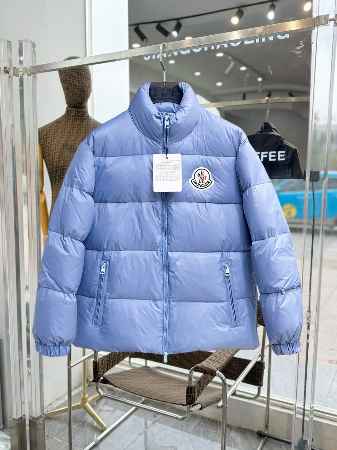 NO:649752,Mengkou's new 2025 autumn and winter down jacket. This is known as the most expensive down jacket in the world, all 90 down. With a classic logo combination, it is full of visual impact at first sight. It has better thermal insulation performance, is light and not heavy, and has good loft recovery after compression, and it can gather heat and lock in temperature!  Personalized color matching design, fresh and energetic!  There are too many versions circulating in the market. In addition to the different fabrics and workmanship, the biggest difference is that the filling is not goose down at all but feather silk or velvet, etc., and it is not easy to distinguish for those who don’t understand. In addition, the fabrics and workmanship are definitely not of the same level. In short, look for us and you will never go astray. All the exclusive full colors are purchased from genuine development. If you understand the quality of our down jackets, you can safely recommend it with your eyes closed. The three standards are complete!  Uniform series for men and women!  Size M-3XL. Can be worn up to 200 pounds, Moncler, down jacket, alexander wang19860909蒙口 2025秋冬新款羽绒服.这款号称羽绒服届最贵的,全部90绒的.带着经典的Logo组合搭配,第一眼看到就是满满的视觉冲击,保暖性能更出色,轻便不厚重,且压缩后的蓬松度恢复性好,聚热锁温！个性的拼色设计,清新有活力！市面流通的版本实在太多了,除了面料做工不同外,最大的区别就是填充物根本不是鹅绒而是羽丝或手感绒等等,而不懂的根本不容易区分.另外面料和做工也绝对不是一个级别,总之认准我们,让你绝对不跑偏,独家全色全部购入正版开发,懂我们家羽绒服质量的,完全可以放心闭眼推.三标齐全！男女同款系列！码数M-3XL.最大穿到200斤,,Moncler,down jacket,alexander wang,Men's clothing