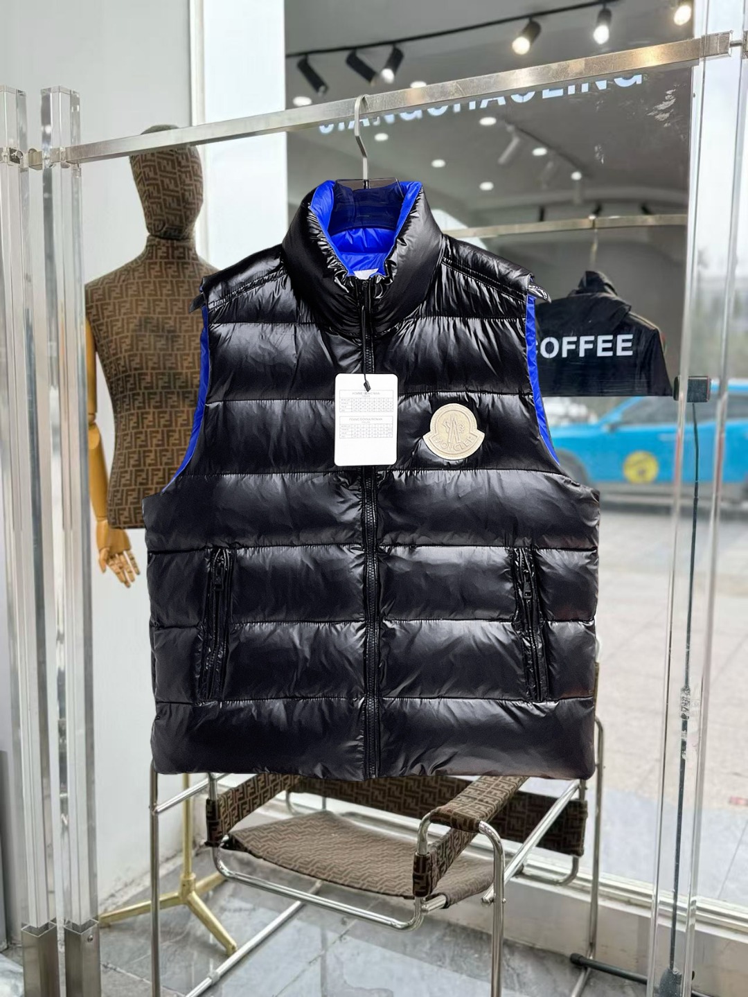 NO:649812,Meng Mouth 2025 autumn and winter down vest is new!  The latest autumn and winter styles, the official website synchronization style, are on sale at the counter. Direct sales of original orders from the foundry. Global order outflow, imported original fabrics for customers. Waterproof fabrics, original hardware accessories. Very soft, comfortable and breathable. High-end 90 white duck down, absolutely thick and warm when worn. The upper body effect is very handsome. 5 This imported technical fabric has a very good windproof effect in winter. It has 8 levels of cold resistance. The hardware accessories that highlight the texture are all high-end materials provided by customers.  Size: M-3XL,,Moncler,down jacket,alexander wang19860909蒙口 2025秋冬羽绒马甲上新！秋冬最新款 官网同步款 专柜在售 代工厂原单货直销 全球订单流出物,客供进口原版面料.防水面料,原厂五金配件 非常柔软 舒适 透气 高端90白鸭绒,穿上去绝对的厚实保暖 上身效果巨帅 5这款进口的科技面料 冬季防风效果相当的好 8级抗寒 凸显质感五金配件都是客供高档材料 码数:M-3XL,,Moncler,down jacket,alexander wang,Men's clothing