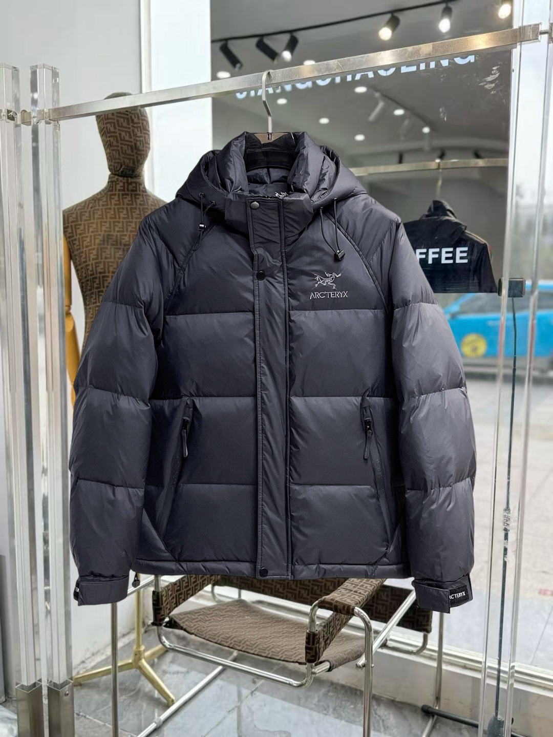 NO:649788,Arc'teryx's new 2025 autumn and winter down jacket. This is known as the most expensive down jacket in the world, all 90 down. With a classic logo combination, it is full of visual impact at first sight. It has better thermal insulation performance, is light and not heavy, and has good loft recovery after compression, and it can gather heat and lock in temperature!  Personalized color matching design, fresh and energetic!  There are too many versions circulating in the market. In addition to the different fabrics and workmanship, the biggest difference is that the filling is not goose down at all but feather silk or velvet, etc., and it is not easy to distinguish for those who don’t understand. In addition, the fabrics and workmanship are definitely not of the same level. In short, look for us and you will never go astray. All the exclusive full colors are purchased from genuine development. If you understand the quality of our down jackets, you can safely recommend it with your eyes closed. The three standards are complete!  Uniform series for men and women!  Size M-3XL. Can be worn up to 200 pounds, arc'teryx, down jacket, alexander wang19860909始祖鸟 2025秋冬新款羽绒服.这款号称羽绒服届最贵的,全部90绒的.带着经典的Logo组合搭配,第一眼看到就是满满的视觉冲击,保暖性能更出色,轻便不厚重,且压缩后的蓬松度恢复性好,聚热锁温！个性的拼色设计,清新有活力！市面流通的版本实在太多了,除了面料做工不同外,最大的区别就是填充物根本不是鹅绒而是羽丝或手感绒等等,而不懂的根本不容易区分.另外面料和做工也绝对不是一个级别,总之认准我们,让你绝对不跑偏,独家全色全部购入正版开发,懂我们家羽绒服质量的,完全可以放心闭眼推.三标齐全！男女同款系列！码数M-3XL.最大穿到200斤,arc'teryx,down jacket,alexander wang,Men's clothing