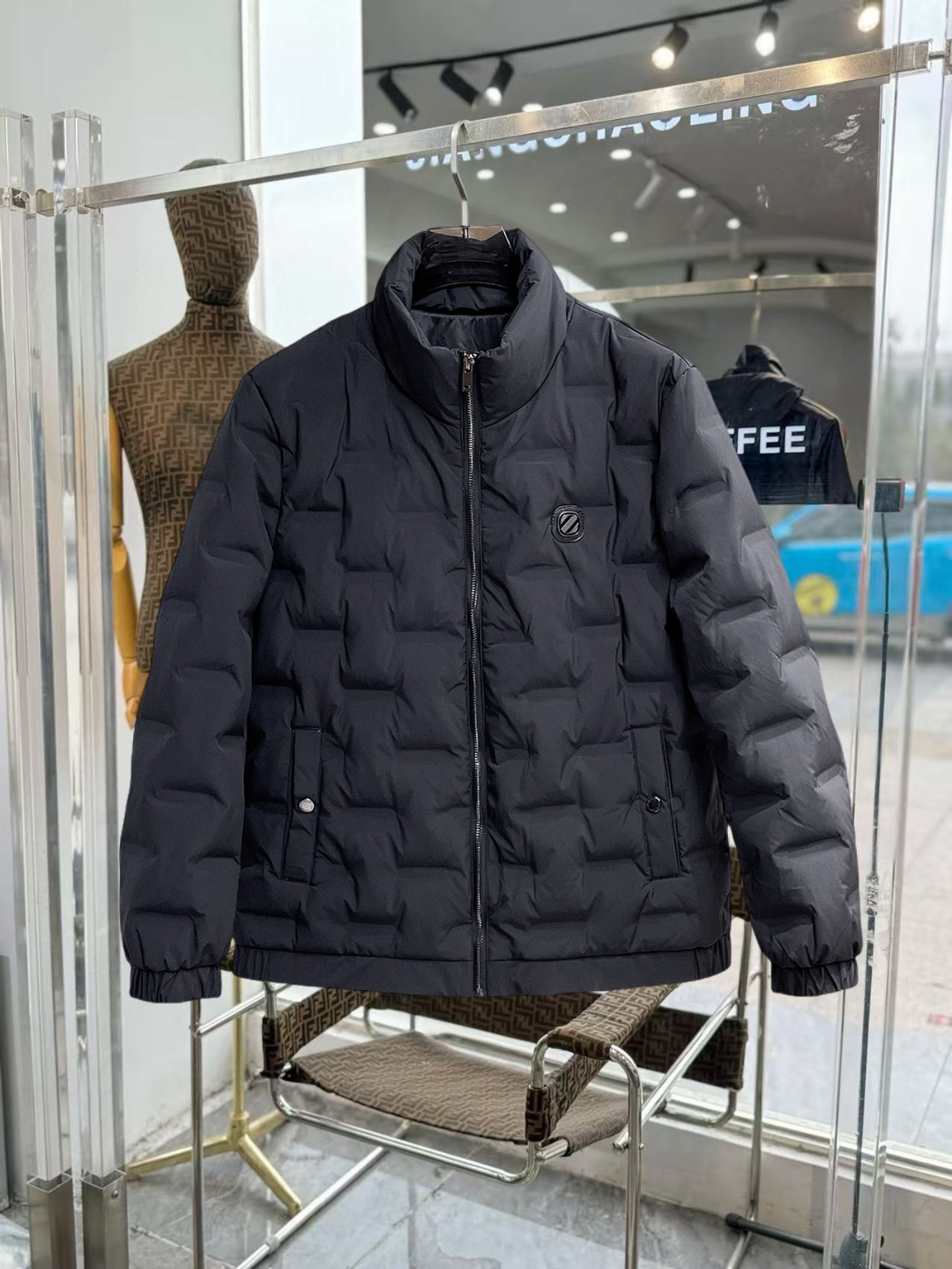 NO:649770,Ermenegildo Zegna's new 2025 autumn and winter down jacket. This is known as the most expensive down jacket in the world, all 90 down. With a classic logo combination, it is full of visual impact at first sight. It has better thermal insulation performance, is light and not heavy, and has good loft recovery after compression, and it can gather heat and lock in temperature!  Personalized color matching design, fresh and energetic!  There are too many versions circulating in the market. In addition to the different fabrics and workmanship, the biggest difference is that the filling is not goose down at all but feather silk or velvet, etc., and it is not easy to distinguish for those who don’t understand. In addition, the fabrics and workmanship are definitely not of the same level. In short, look for us and you will never go astray. All the exclusive full colors are purchased from genuine development. If you understand the quality of our down jackets, you can safely recommend it with your eyes closed. The three standards are complete!  Uniform series for men and women!  Size M-3XL. Can be worn up to 200 pounds,,zegna,down jacket,alexander wang19860909杰尼亚2025秋冬新款羽绒服.这款号称羽绒服届最贵的,全部90绒的.带着经典的Logo组合搭配,第一眼看到就是满满的视觉冲击,保暖性能更出色,轻便不厚重,且压缩后的蓬松度恢复性好,聚热锁温！个性的拼色设计,清新有活力！市面流通的版本实在太多了,除了面料做工不同外,最大的区别就是填充物根本不是鹅绒而是羽丝或手感绒等等,而不懂的根本不容易区分.另外面料和做工也绝对不是一个级别,总之认准我们,让你绝对不跑偏,独家全色全部购入正版开发,懂我们家羽绒服质量的,完全可以放心闭眼推.三标齐全！男女同款系列！码数M-3XL.最大穿到200斤,,zegna,down jacket,alexander wang,Men's clothing