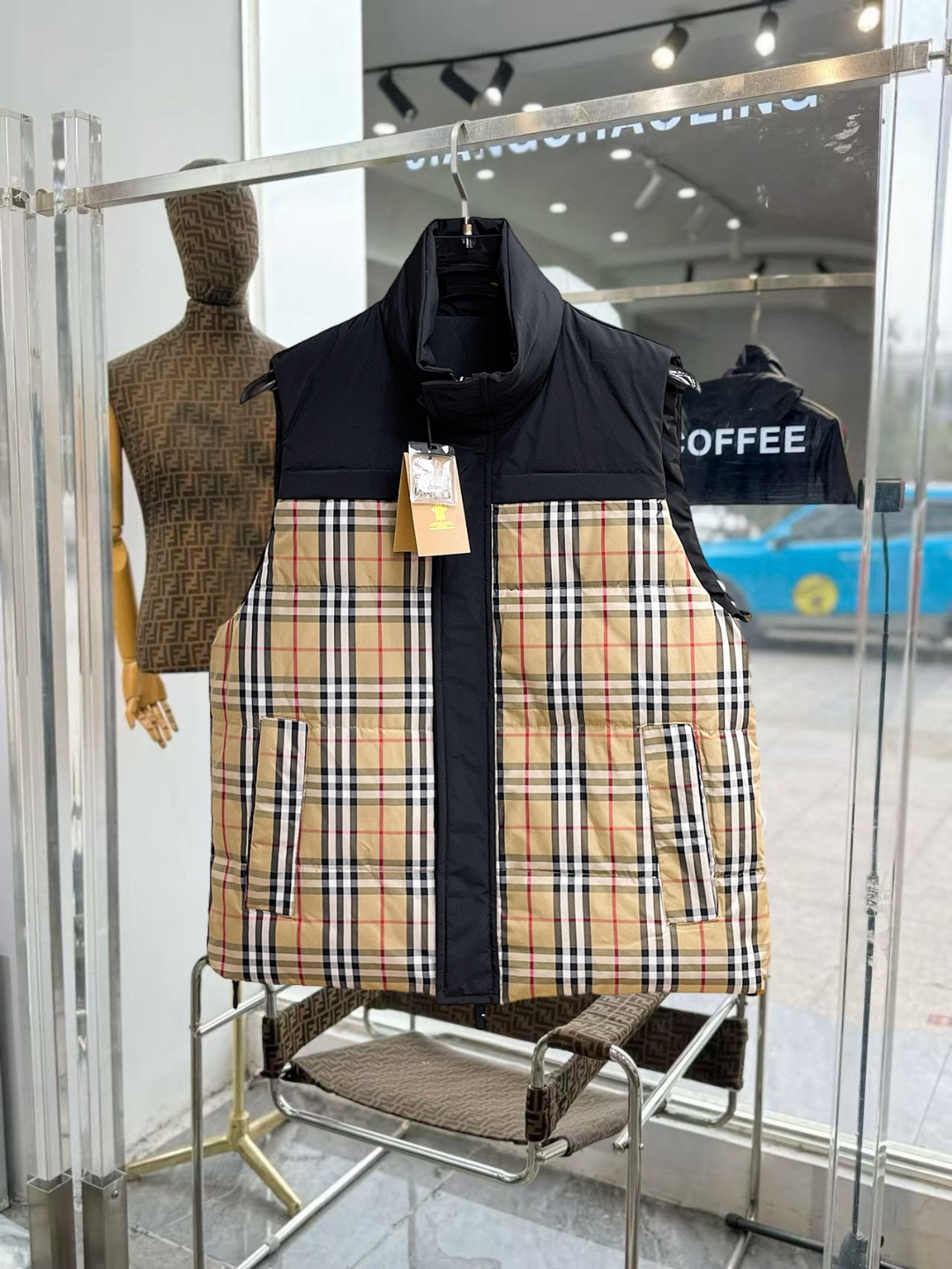 NO:649819,Burberry 2025 autumn and winter new down vest!  The latest autumn and winter styles, the official website synchronization style, are on sale at the counter. Direct sales of original orders from the foundry. Global order outflow, imported original fabrics for customers. Waterproof fabrics, original hardware accessories. Very soft, comfortable and breathable. High-end 90 white duck down, absolutely thick and warm when worn. The upper body effect is very handsome. 5 This imported technical fabric has a very good windproof effect in winter. It has 8 levels of cold resistance. The hardware accessories that highlight the texture are all high-end materials provided by customers.  Size: M-3XL,,burberry,down jacket,alexander wang19860909巴宝莉 2025秋冬羽绒马甲上新！秋冬最新款 官网同步款 专柜在售 代工厂原单货直销 全球订单流出物,客供进口原版面料.防水面料,原厂五金配件 非常柔软 舒适 透气 高端90白鸭绒,穿上去绝对的厚实保暖 上身效果巨帅 5这款进口的科技面料 冬季防风效果相当的好 8级抗寒 凸显质感五金配件都是客供高档材料 码数:M-3XL,,burberry,down jacket,alexander wang,Men's clothing