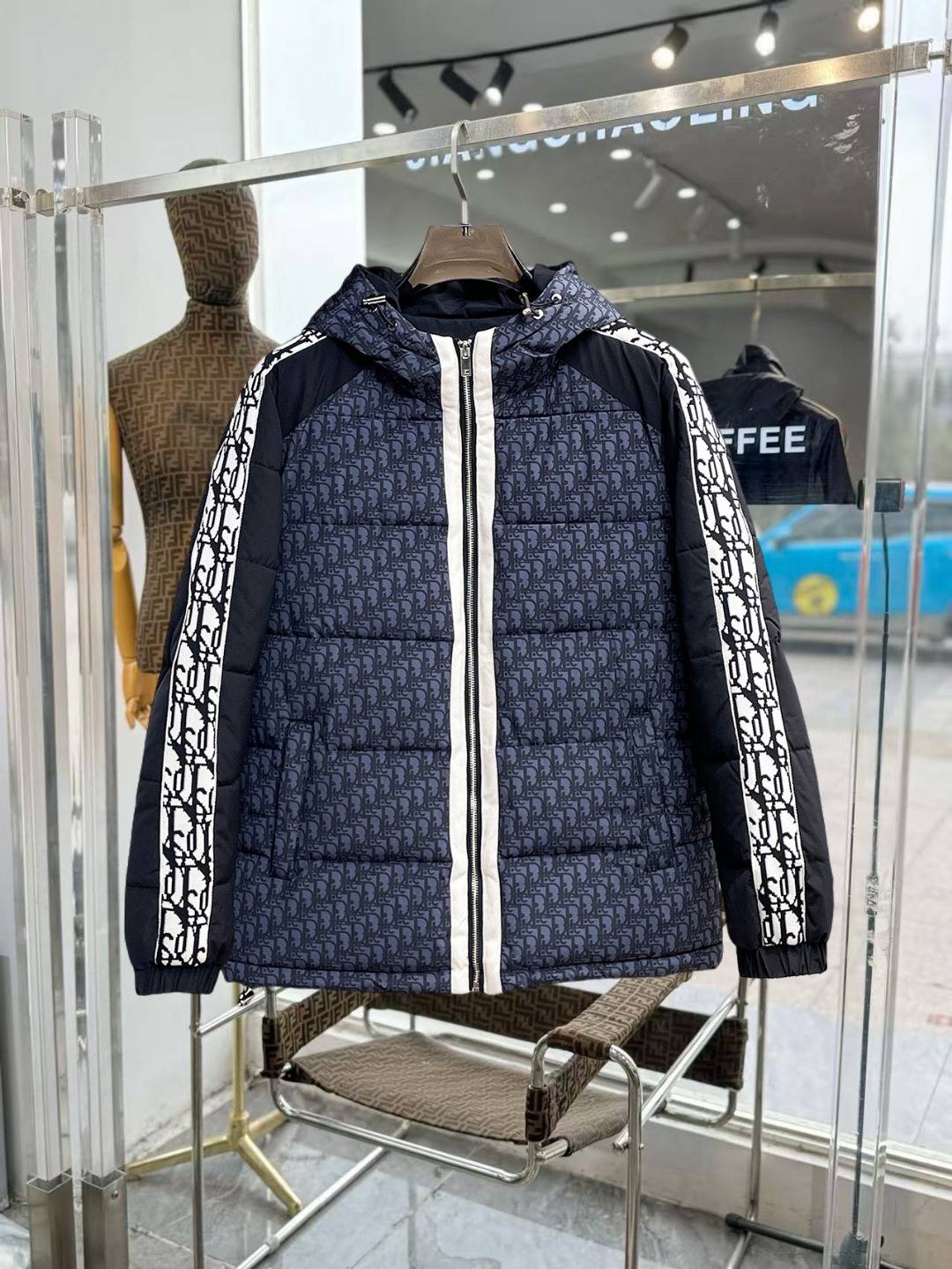 NO:649743,Dior's 2025 autumn and winter new cotton clothing. This is known as the most expensive cotton clothing, all 90 velvet. With a classic logo combination, it is full of visual impact at first sight. It has better thermal insulation performance, is light and not heavy, and has good fluff recovery after compression, and it can gather heat and lock in temperature!  Personalized color matching design, fresh and energetic!  There are too many versions circulating in the market. In addition to the different fabrics and workmanship, the biggest difference is that the filling is not goose down at all but feather silk or velvet, etc., and it is not easy to distinguish for those who don’t understand. In addition, the fabrics and workmanship are definitely not of the same level. In short, look for us and you will never go astray. All the exclusive full colors are purchased from genuine development. If you understand the quality of our down jackets, you can safely recommend it with your eyes closed. The three standards are complete!  Uniform series for men and women!  Size M-3XL. Can be worn up to 200 pounds, dior, down jacket, alexander wang19860909迪奥 2025秋冬新款棉服.这款号称棉服届最贵的,全部90绒的.带着经典的Logo组合搭配,第一眼看到就是满满的视觉冲击,保暖性能更出色,轻便不厚重,且压缩后的蓬松度恢复性好,聚热锁温！个性的拼色设计,清新有活力！市面流通的版本实在太多了,除了面料做工不同外,最大的区别就是填充物根本不是鹅绒而是羽丝或手感绒等等,而不懂的根本不容易区分.另外面料和做工也绝对不是一个级别,总之认准我们,让你绝对不跑偏,独家全色全部购入正版开发,懂我们家羽绒服质量的,完全可以放心闭眼推.三标齐全！男女同款系列！码数M-3XL.最大穿到200斤,,dior,down jacket,alexander wang,Men's clothing